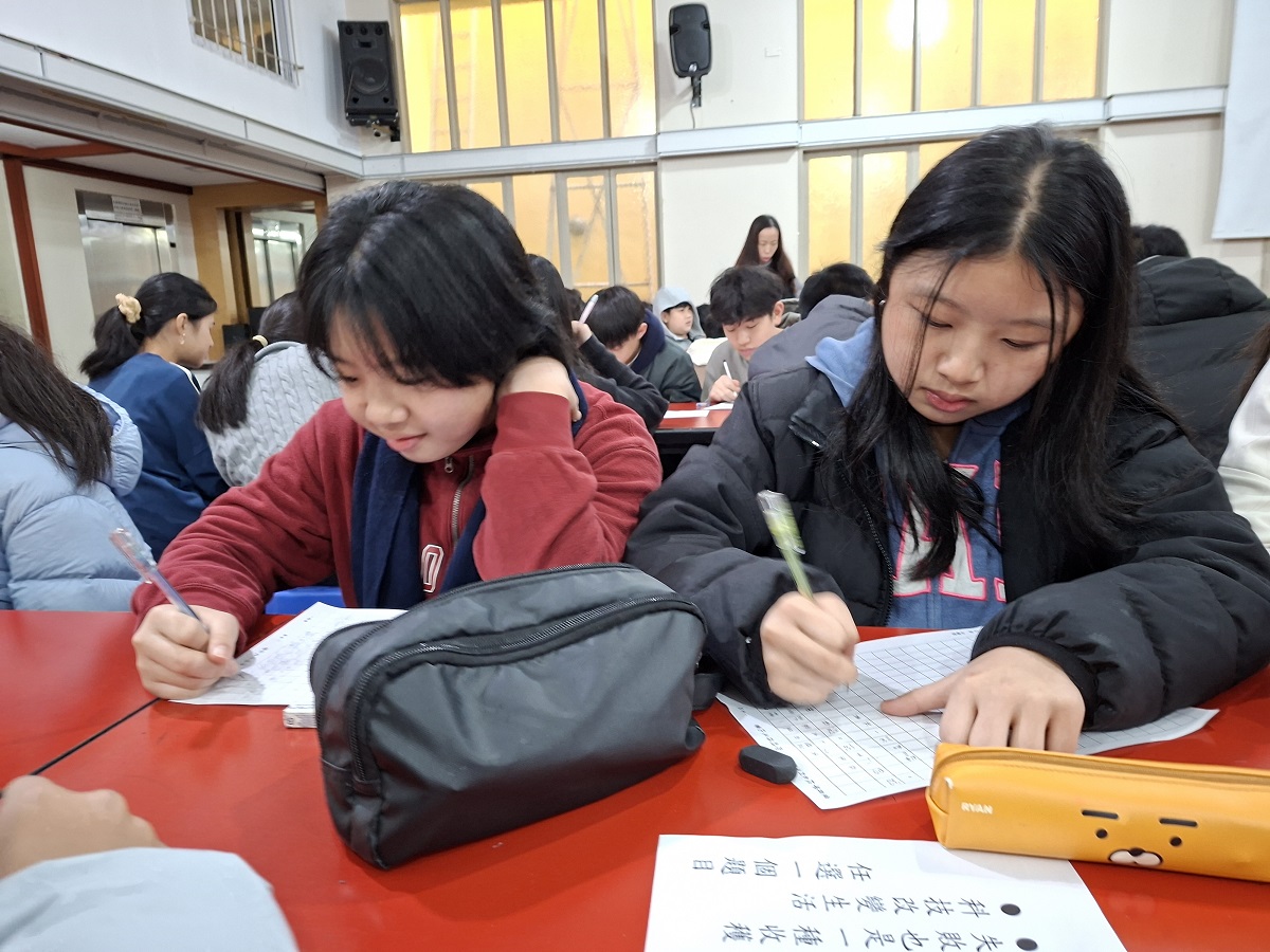 國中部學生作文比賽情境：振筆疾書03