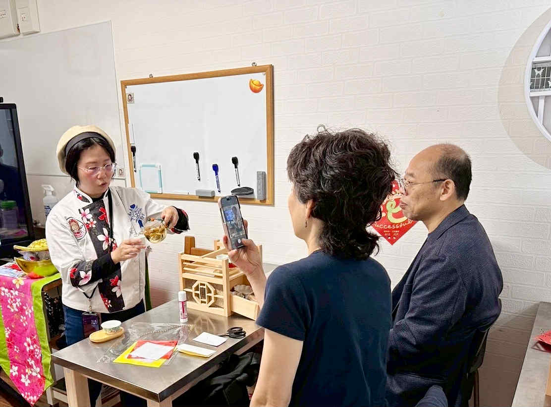 示範菊花茶的雙杯泡法