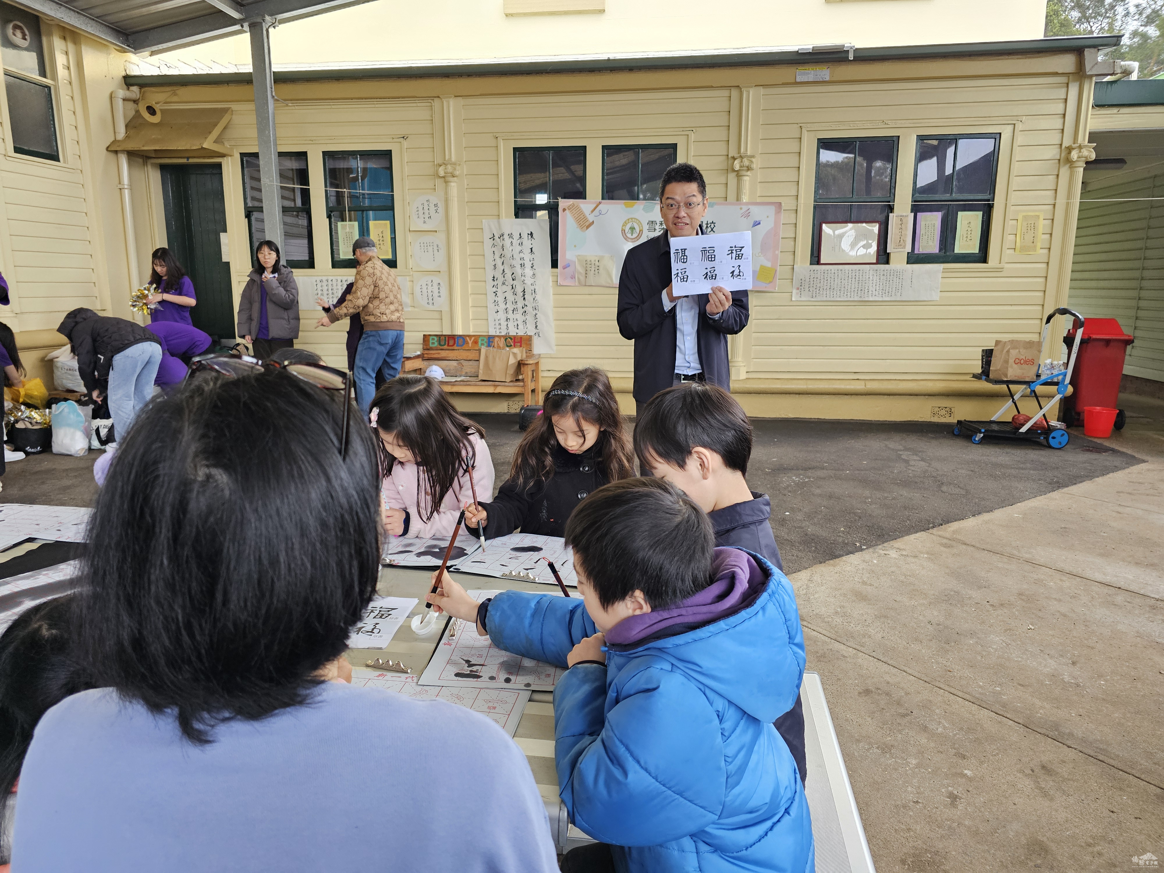 書法老師廖峻鋒現場示範指導