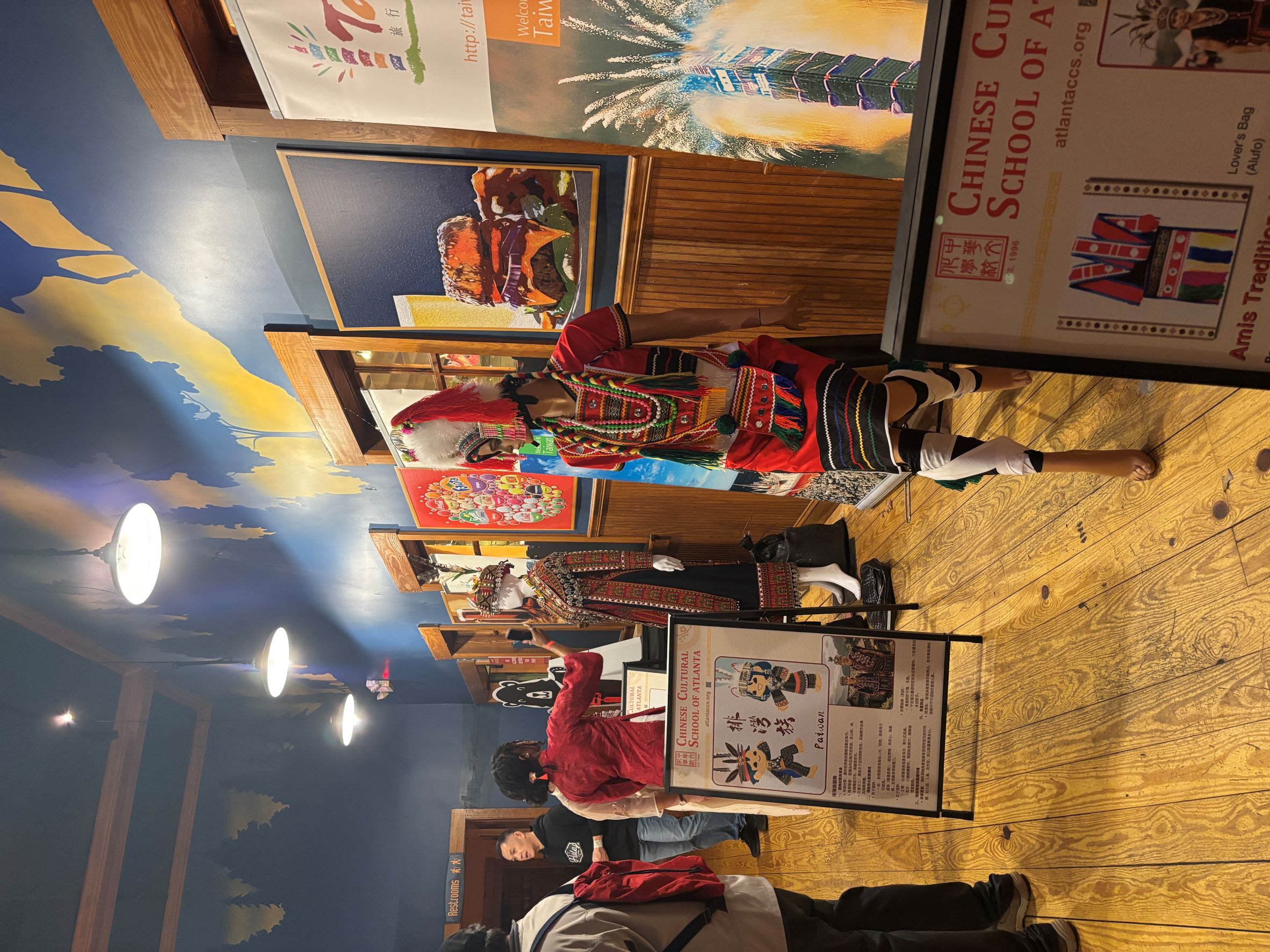 今年度增設之原住民服飾展示