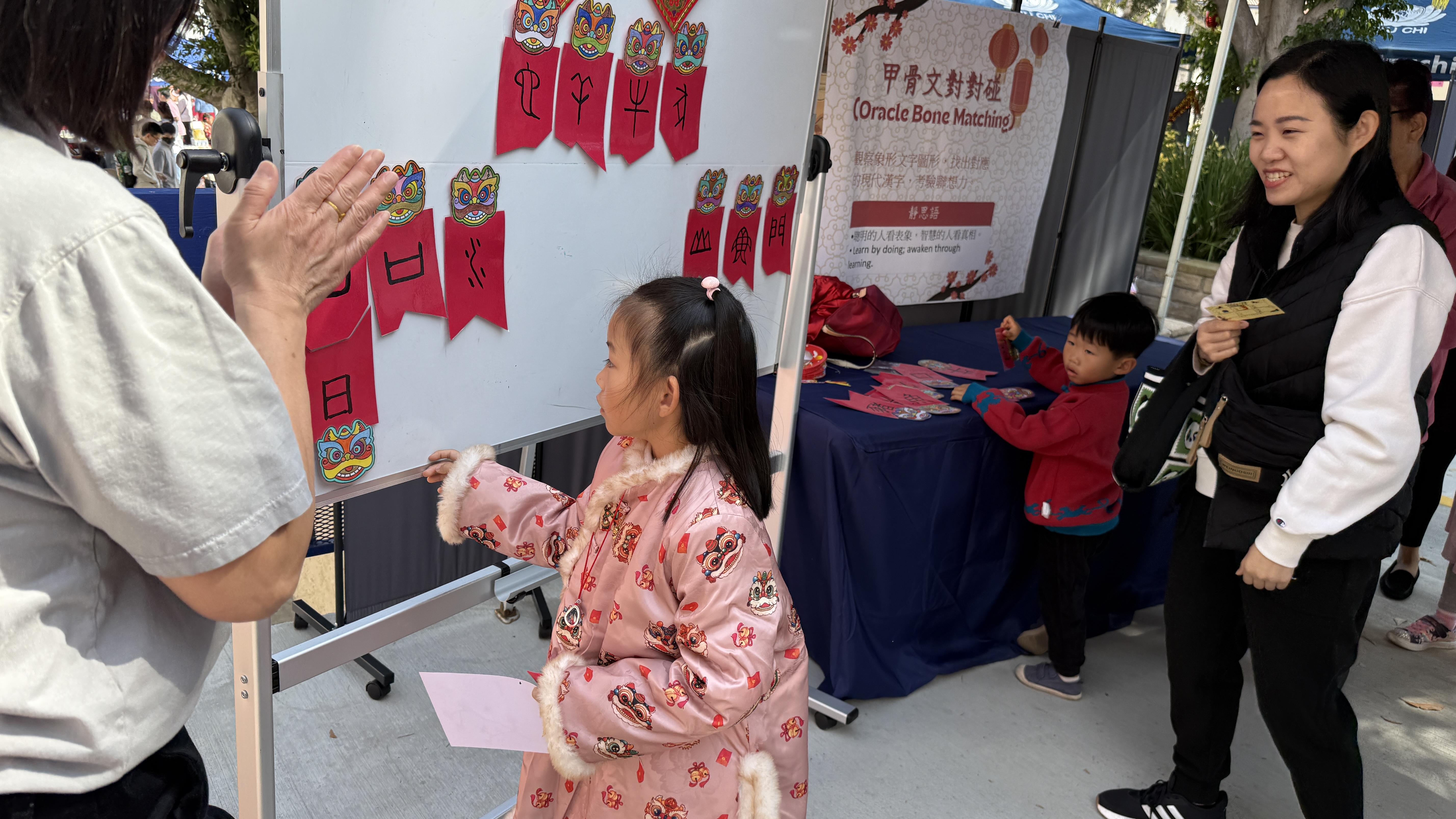 甲骨文對對碰-學生觀察象形文字圖形，找出對應的現代漢字，考驗聯想力