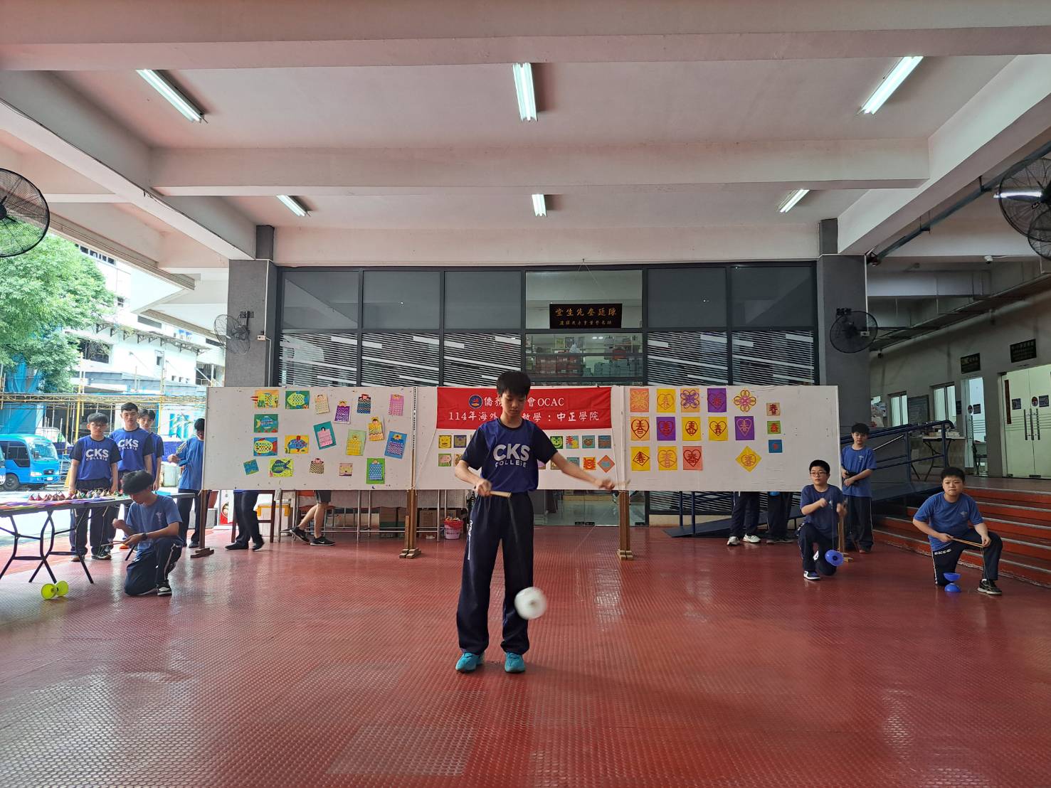 學生們展示短短三天所學的扯鈴技巧，動作俐落，贏得現場掌聲。