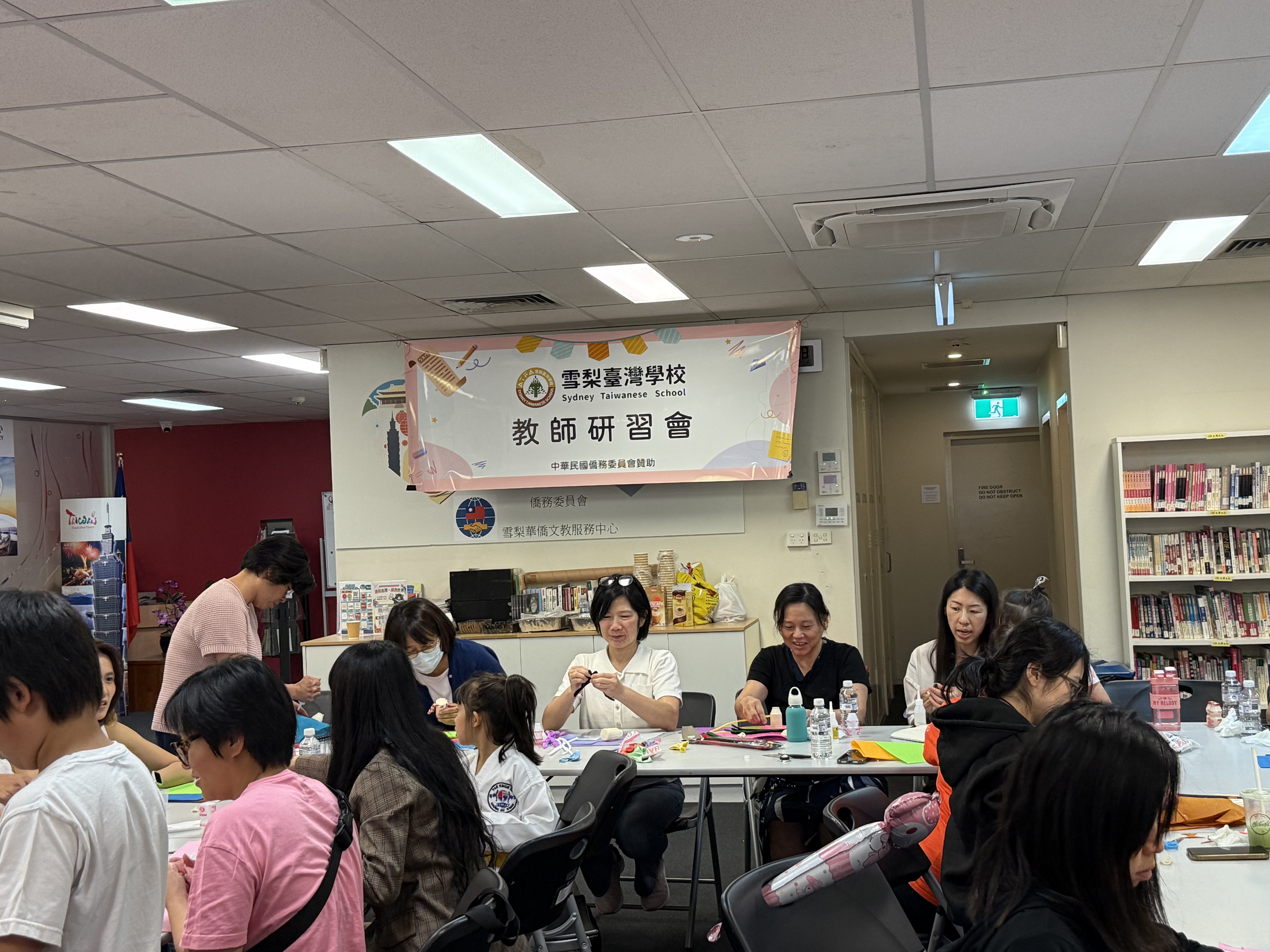 老師們都很認真的利用養樂多的空瓶子製作自己心目中的布袋人偶。