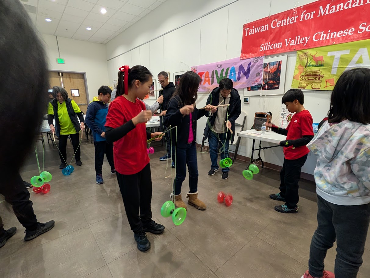 圖六：TCML成人學員與學齡CSL學生，全體在肢體動覺學習中，感受臺灣民俗技藝的生命力