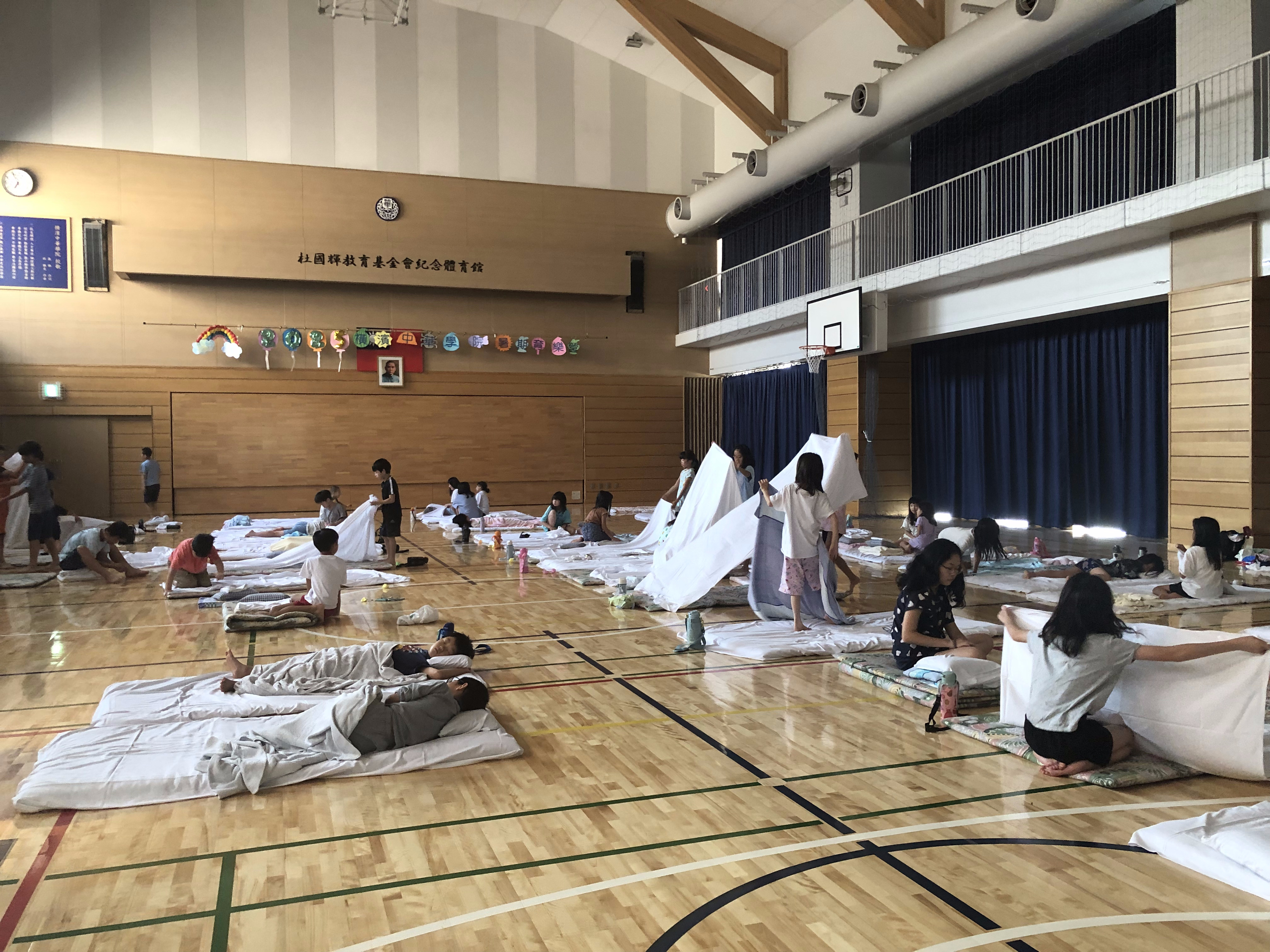 夜宿學校體育館