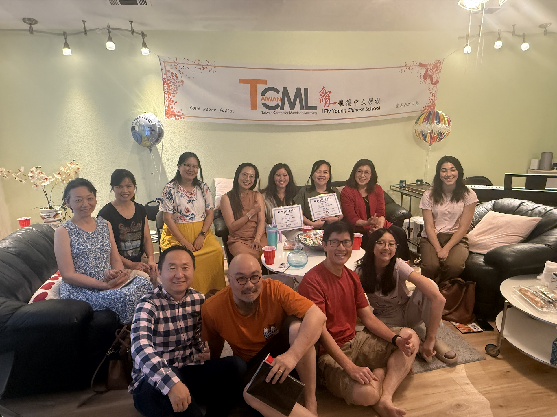 學生與家人齊聚慶祝，展現學習成果與喜悅