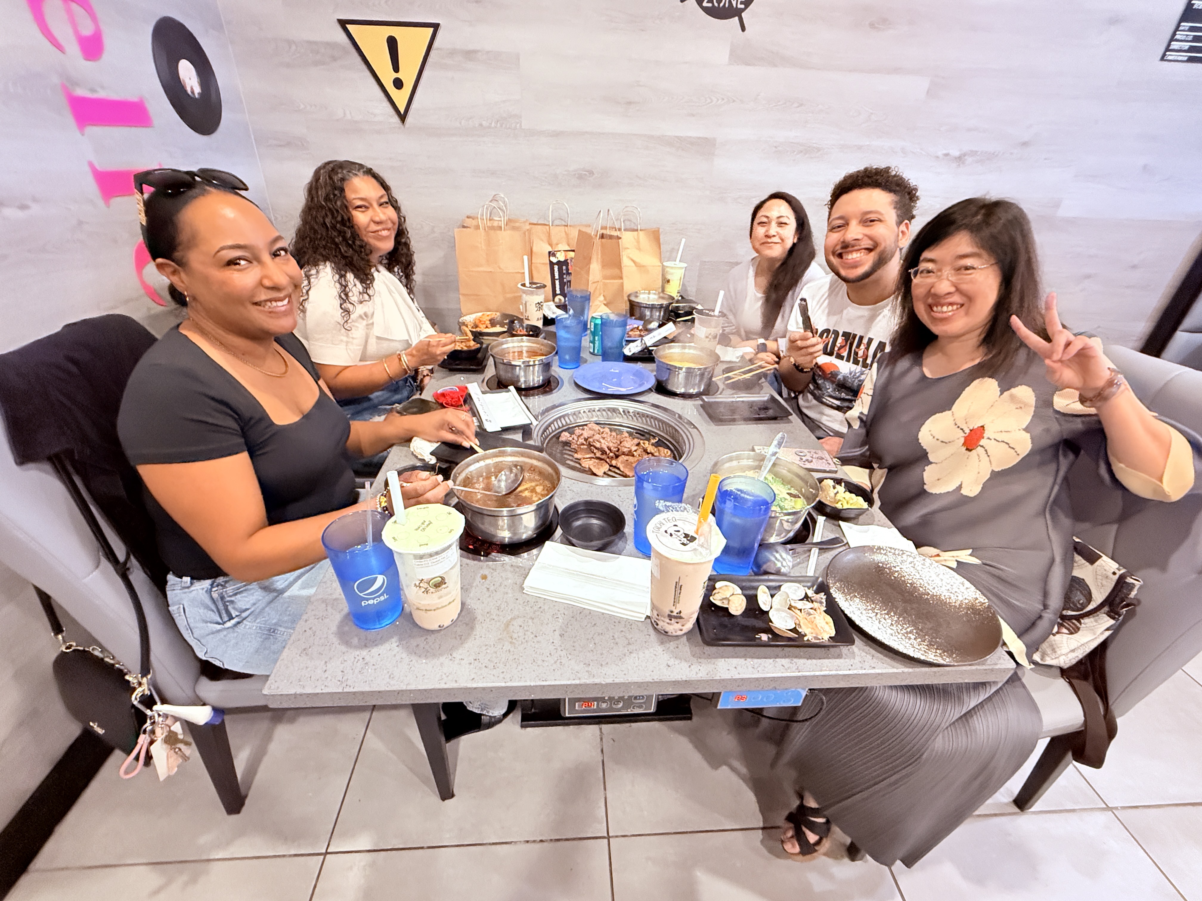 何老師（右前）帶領學生以華語文認識火鍋文化