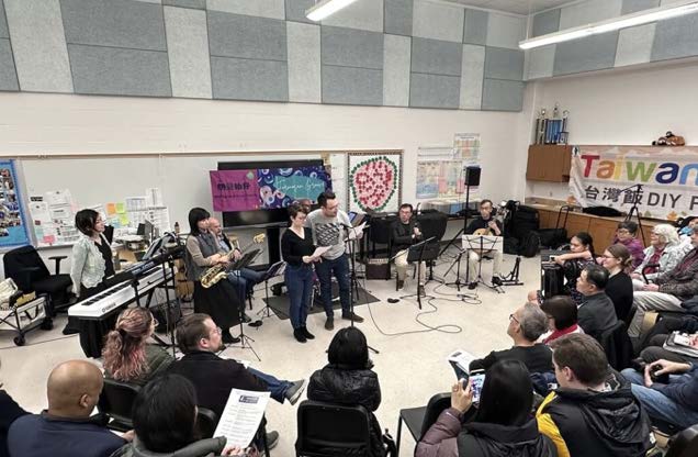 學⽣介紹即將由樂團演奏的樂曲 背後的故事與當代台灣的社會氛圍