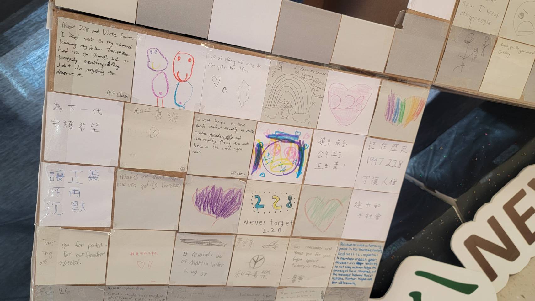 學生亦受邀在重製紀念碑上簽署姓名或寫下心中想說的話