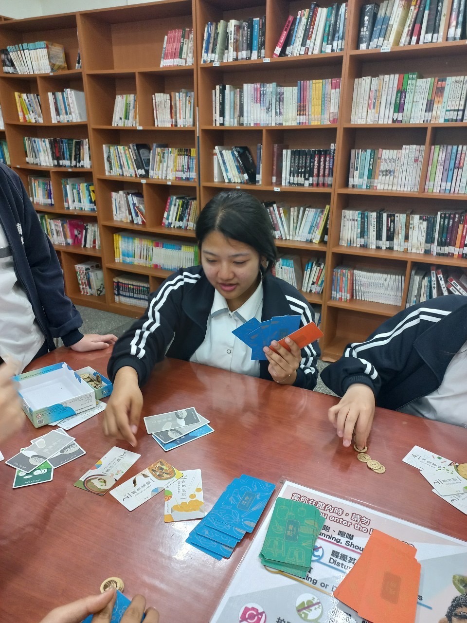 2024.5.30 學生玩「夜市人蔘」湊齊食材卡牌製作台灣小吃