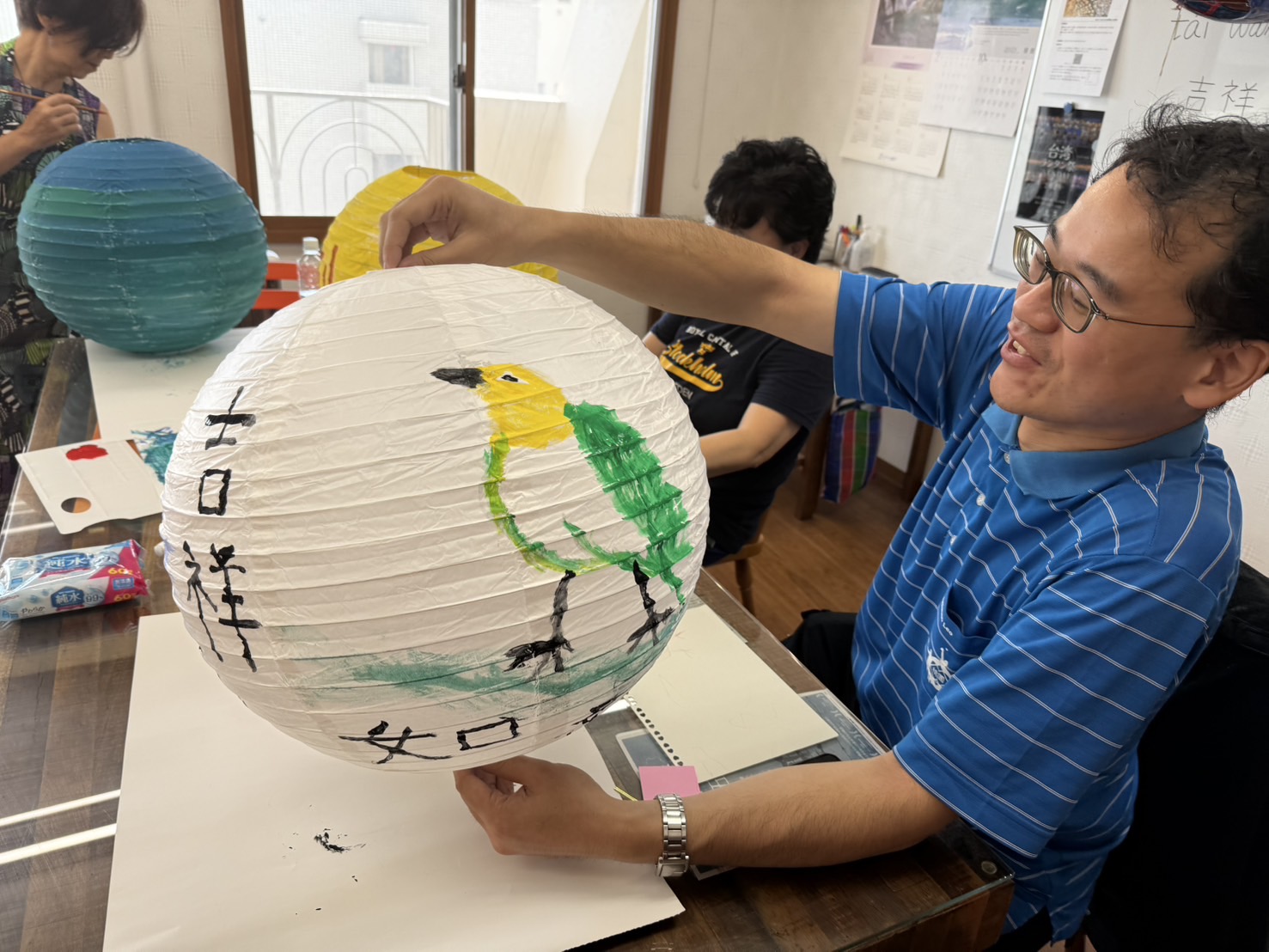 參加者繪製燈籠