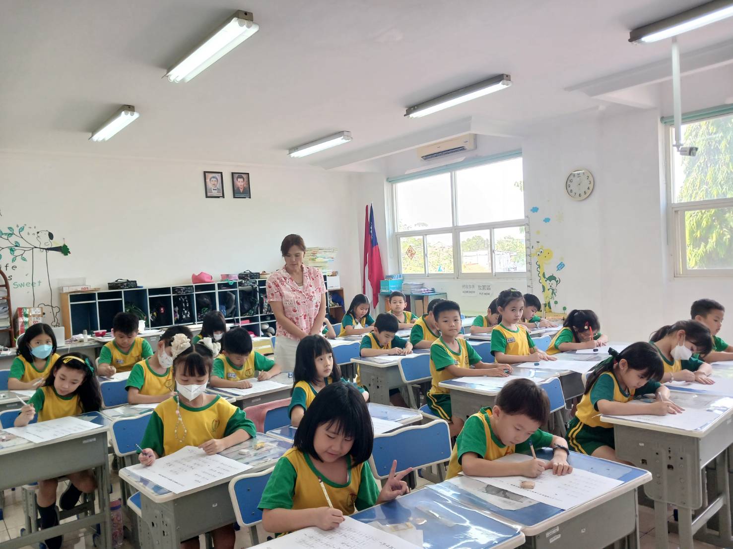 二年級硬筆字比賽，小朋友各個聚精會神，認真態度百分百