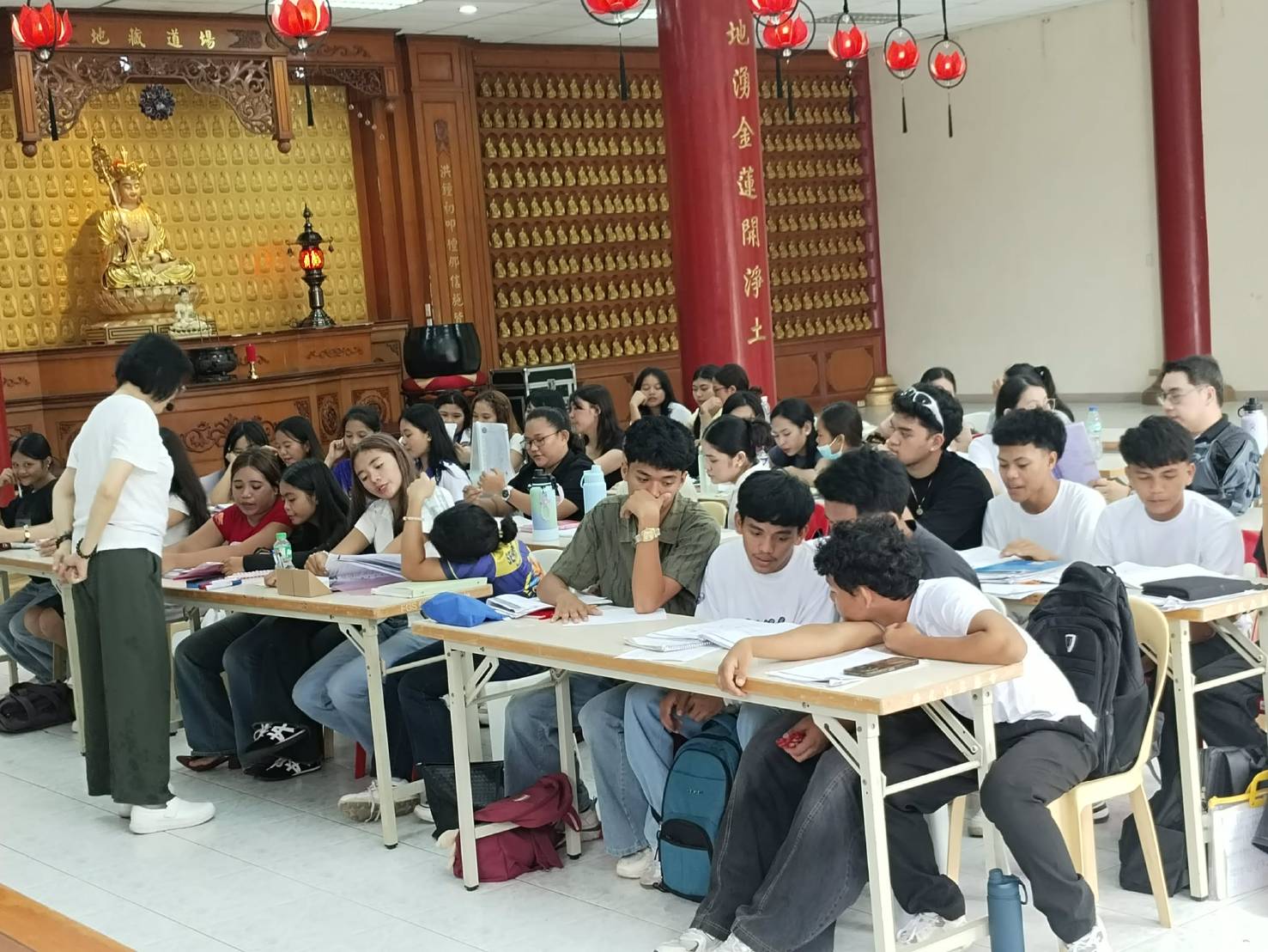 宿霧同心學校「華語學習營（第3期）」於宿霧慈恩寺開課，王鈴惠老師帶領學生進行華語發音及基礎會話教學，學員專心學習，課堂互動熱絡。