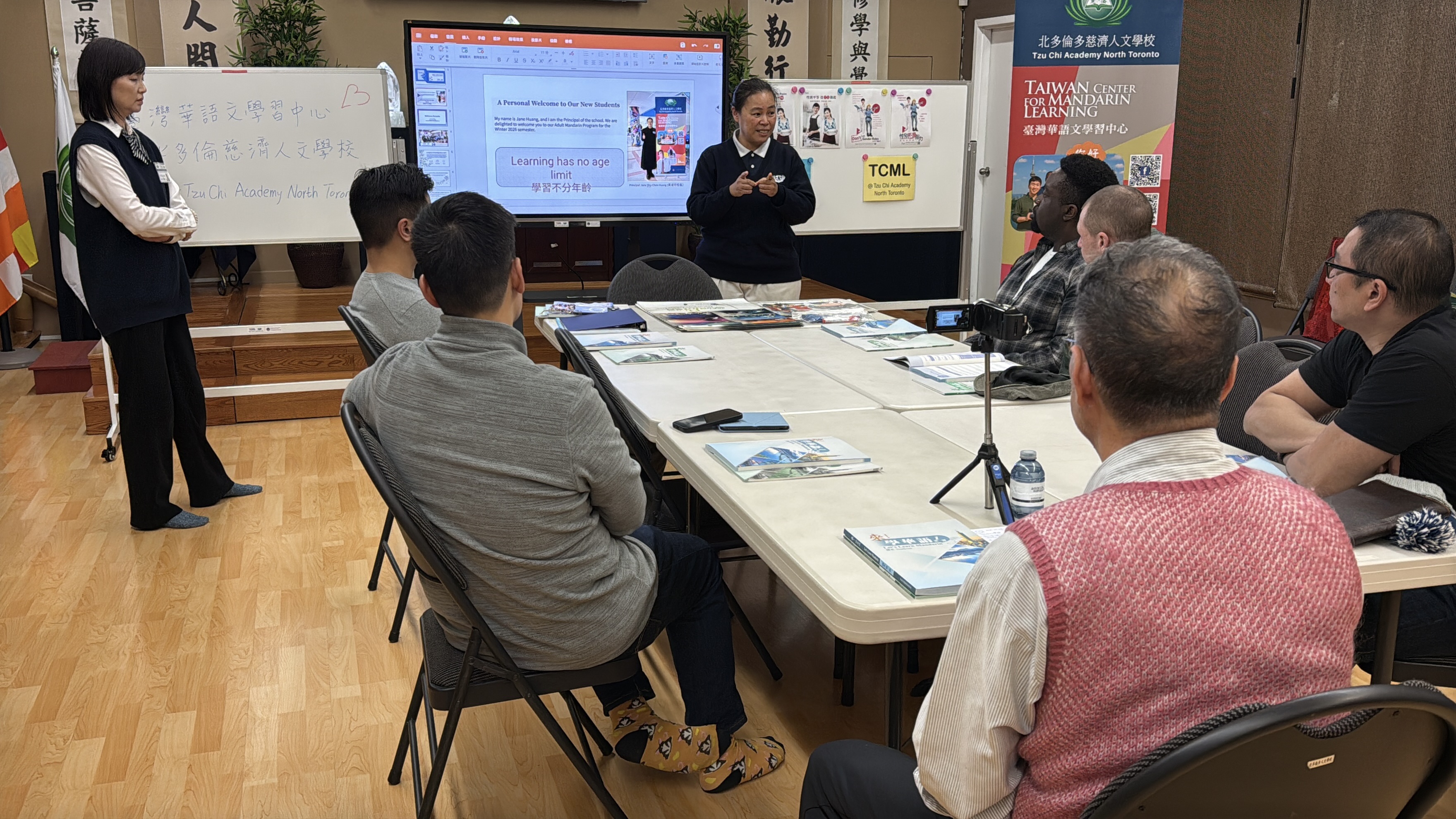 資深華語老師黃淑芳介紹自己將會教授週日晚間班