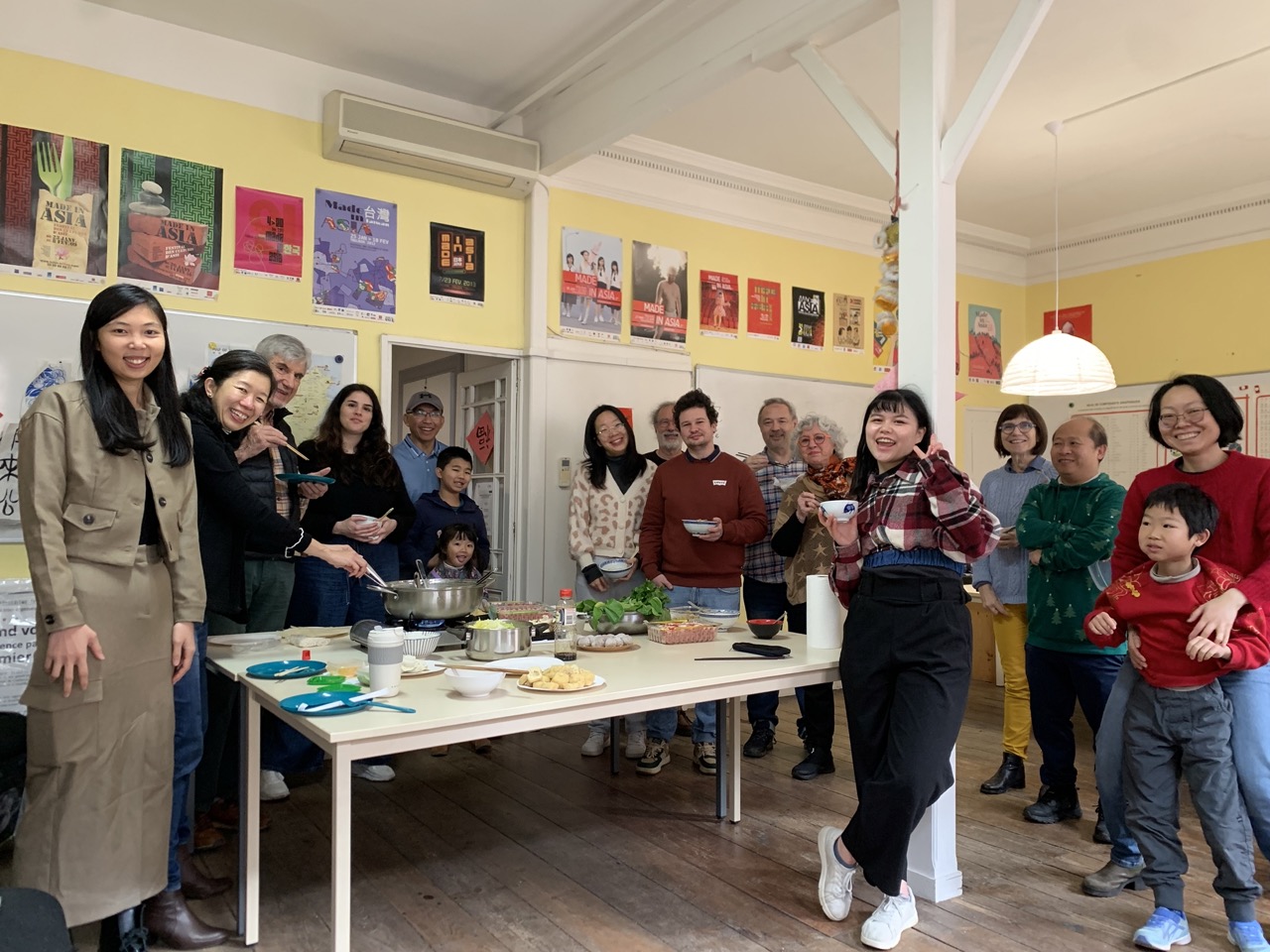學生們踴躍參圍爐火鍋，體驗全家人團圓吃美食的感受。