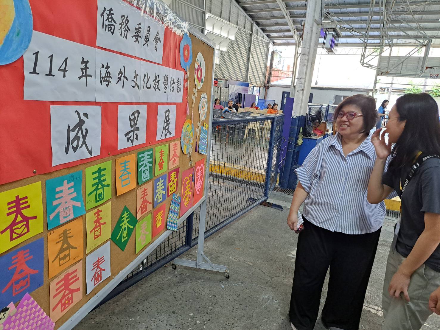 陳惠玲校長(左)參觀成果展。