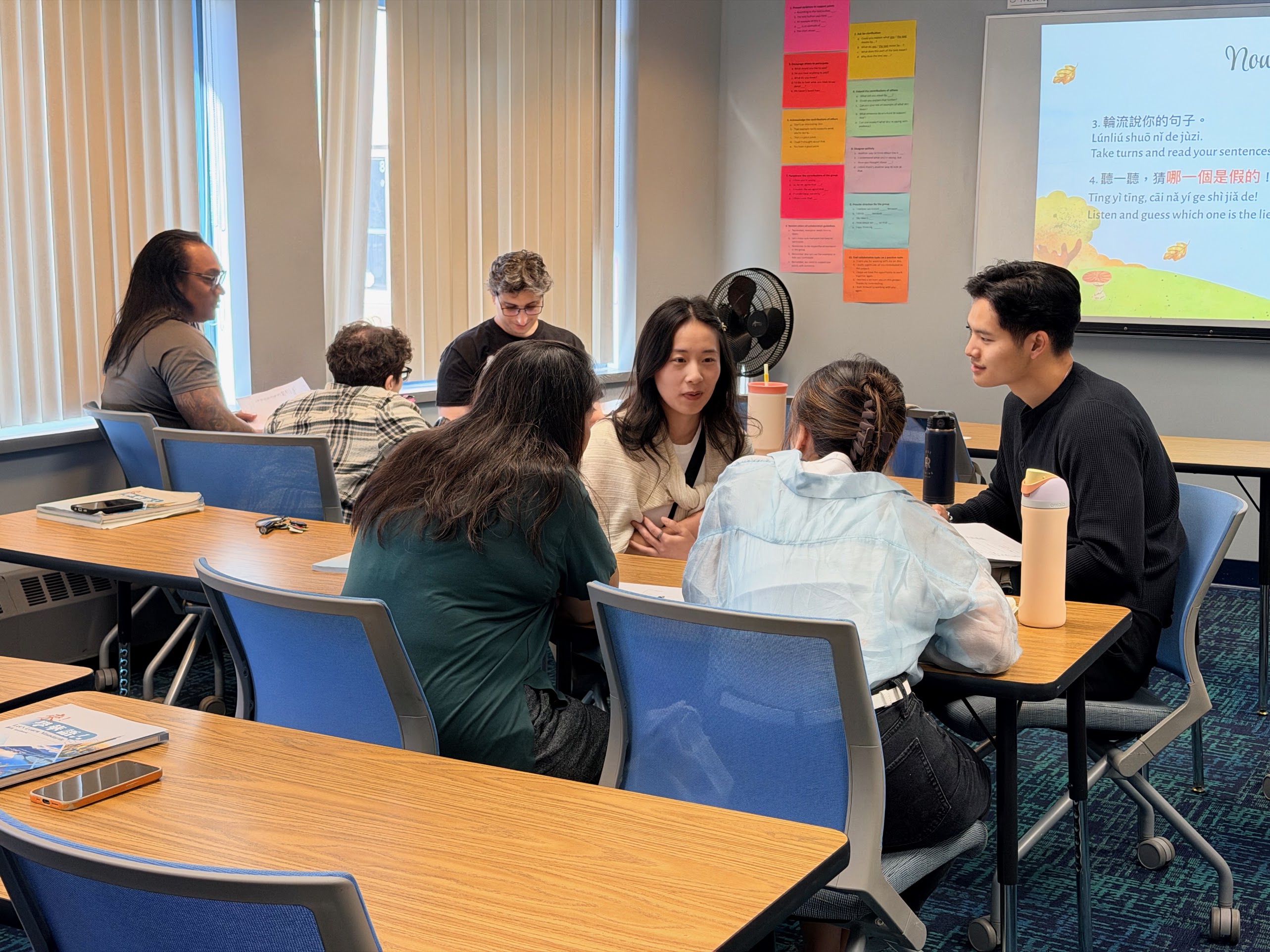 Level 1 group discussion： Community and Communication 一年級學生在課堂上熱絡互動，透過「兩真一假」活動用華語彼此認識，新舊生一起練習開口說華語。First-year students get to know one another through “Two Truths and a Lie,” using Mandarin to connect with classmates and practice speaking.