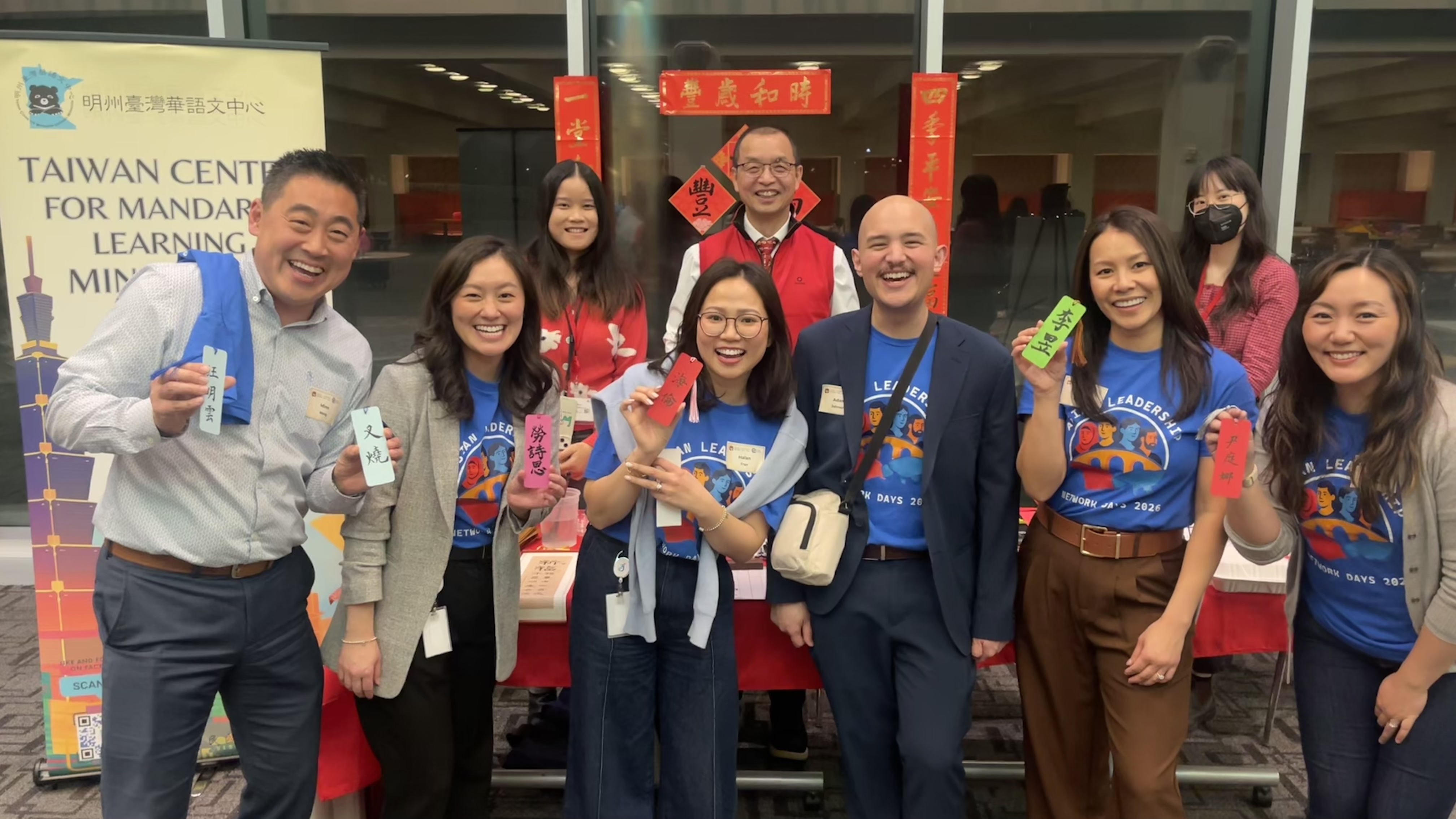 企業員工開心地拿著老師們為他們寫上名字的書卡