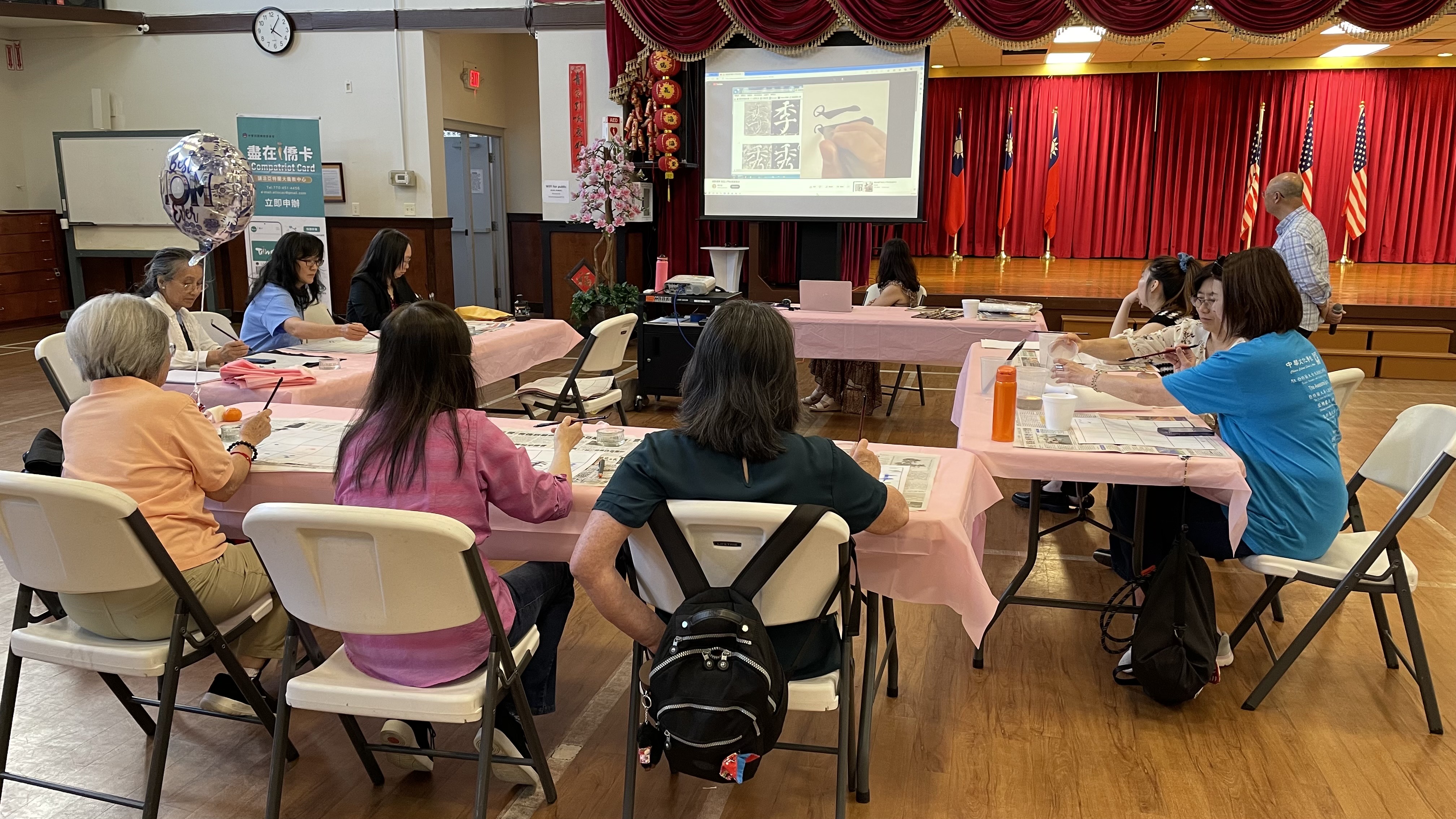 參與教師認真聽講並練習書法