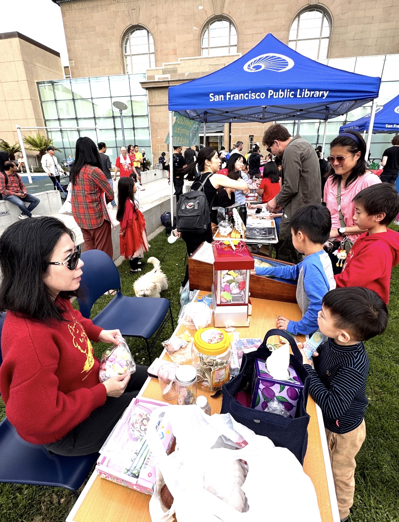 戶外區域同步舉行面向社區大眾的精彩表演與文化展攤，吸引眾多家庭駐足參與，場面熱鬧非凡。