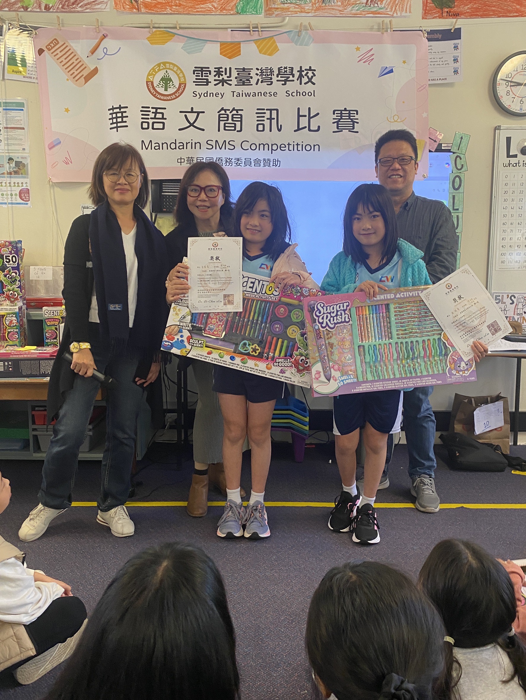4.北岸校區三年級的雙胞胎姐妹黃韻嘉（右三）和黃韻寧（右二）與生俱來的默契，雙方對話話題很豐富及可愛，因此雙雙獲得第一名的殊榮。劉麗瓊老師（左ㄧ）、劉碧珍校長（ 左二）、澳洲同鄉會副會長徐金禮（右ㄧ）