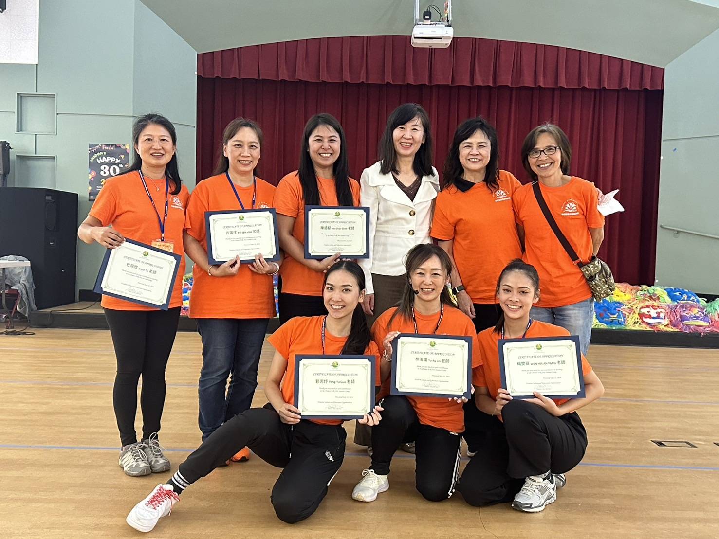 6/21/2024 金山灣區華僑文教中心莊雅淑主任蒞臨指教營隊結業式，頒獎給辛勞的老師們