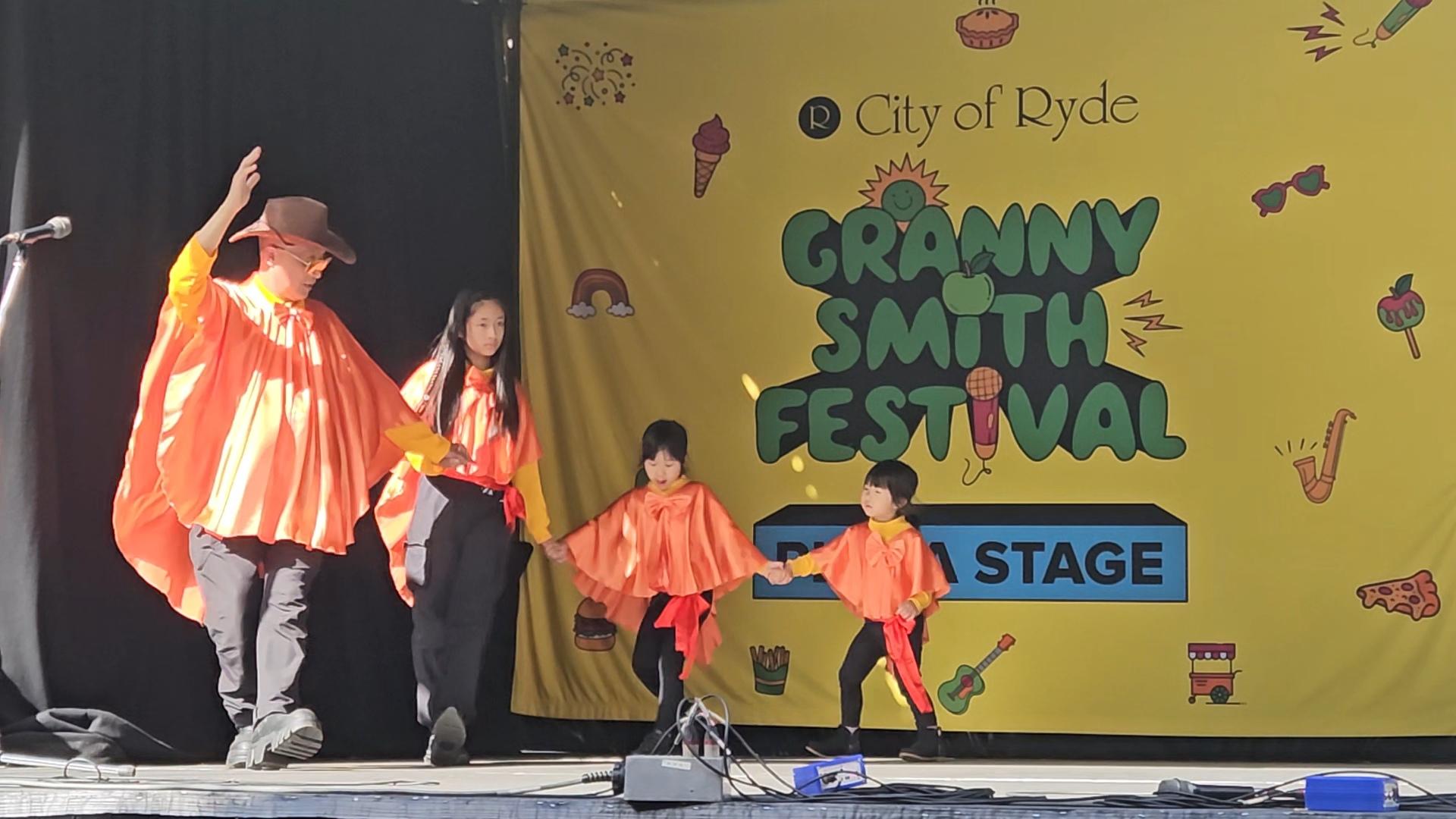 中華文化學校師生表演摩梭人《甲搓舞》