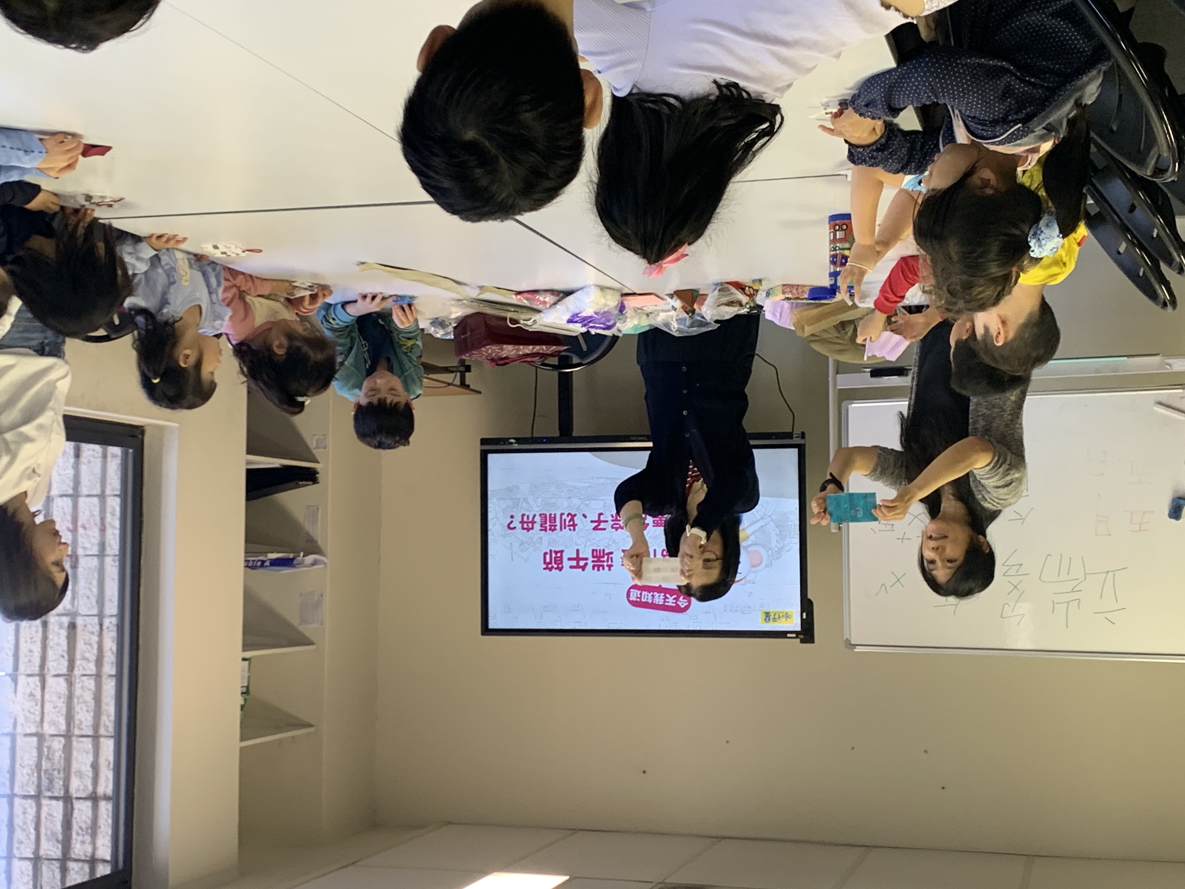 學生摺粽子與品嚐粽子