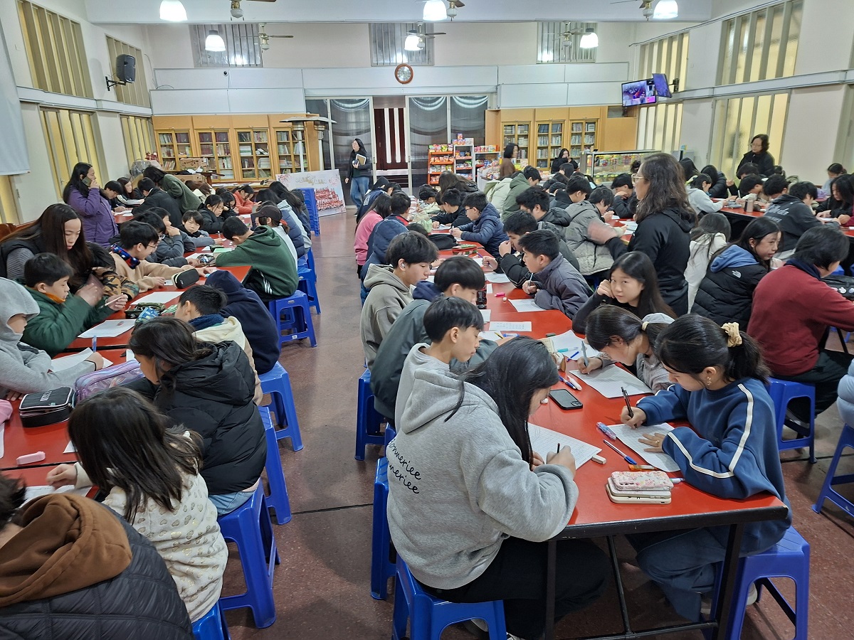 全校（小學、國高中）寫字比賽情境：鴉雀無聲、屏息凝神01