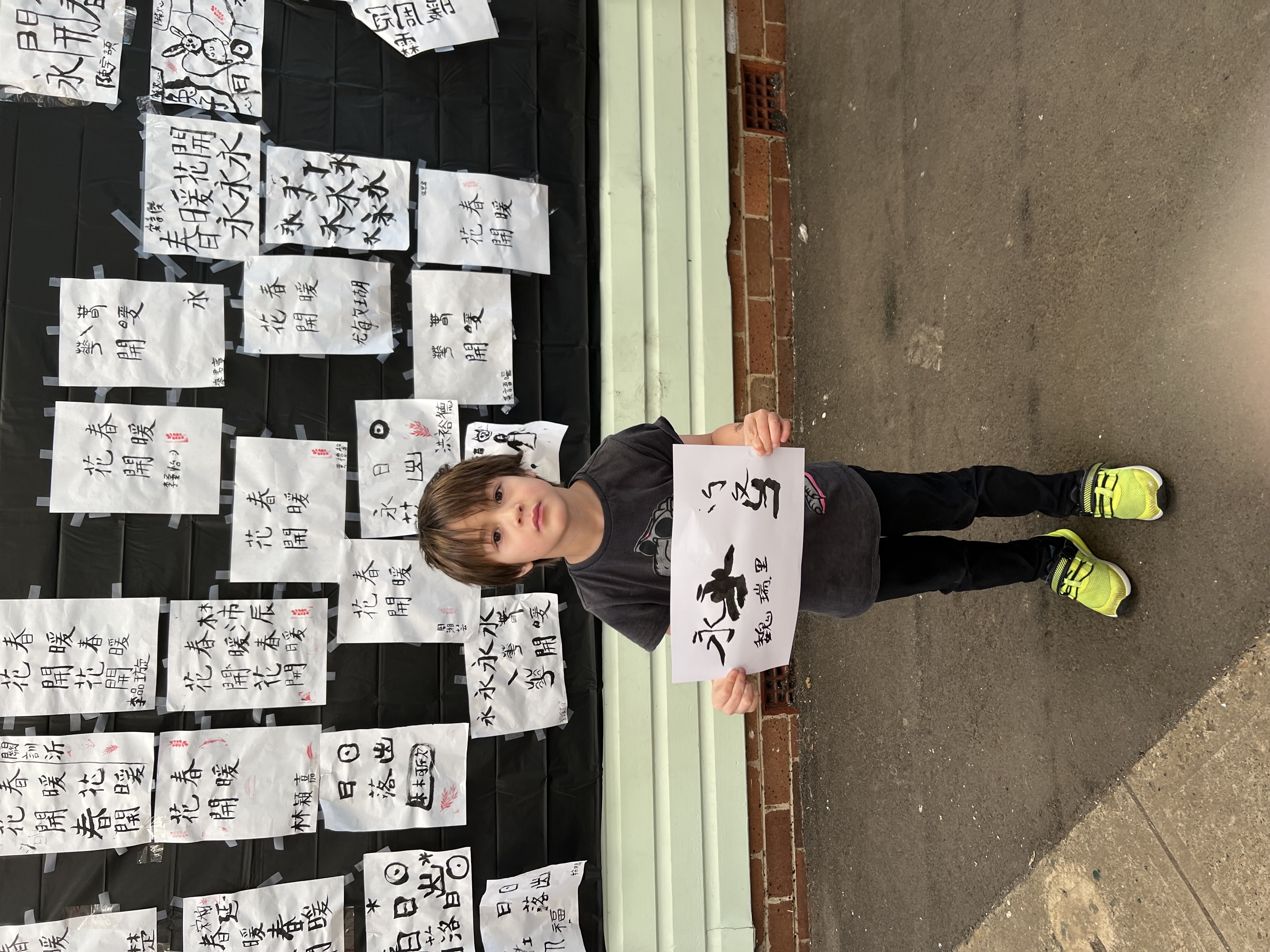 幼幼班小朋友寫得很開心