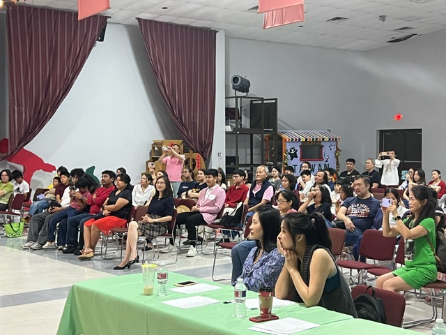 現場觀衆與評審們細心聆聽參賽者演唱