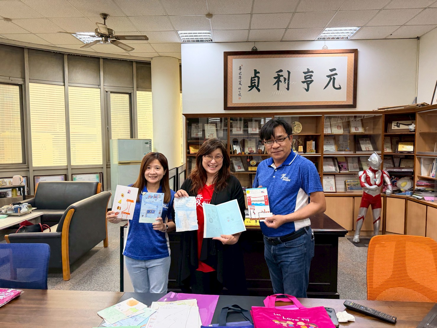 愛飛揚校長參加台灣學伴學校的校慶帶上愛飛揚學生的卡片主題美國的特色，還有精美的禮物