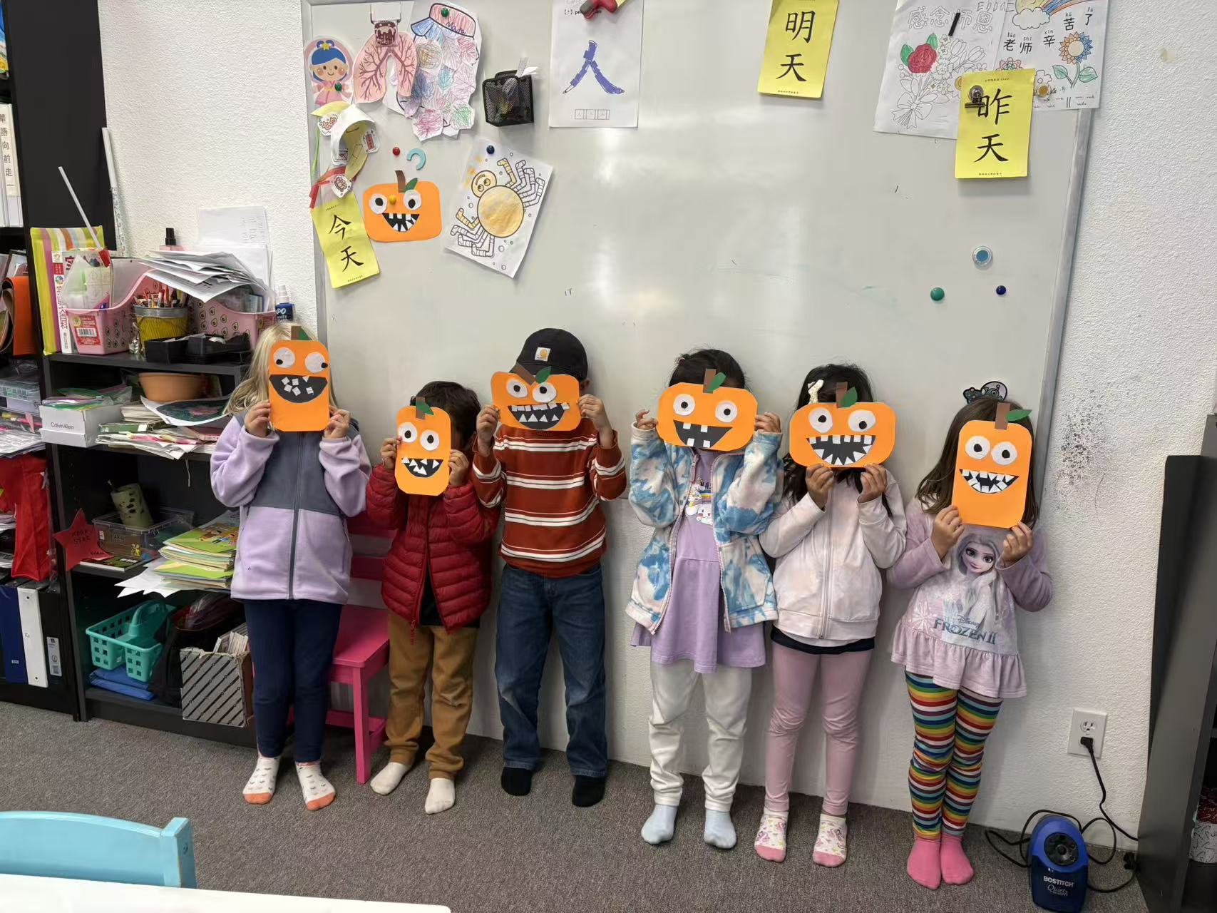 有的南瓜畫上微笑的臉，有的設計出調皮的表情，創意十足、各有特色。