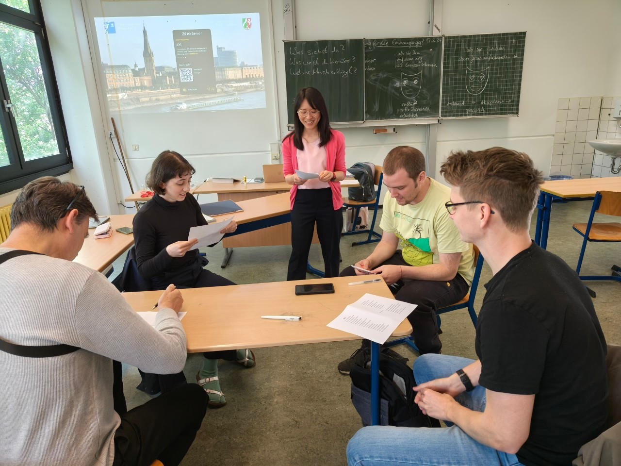 上課時，練習唱歌