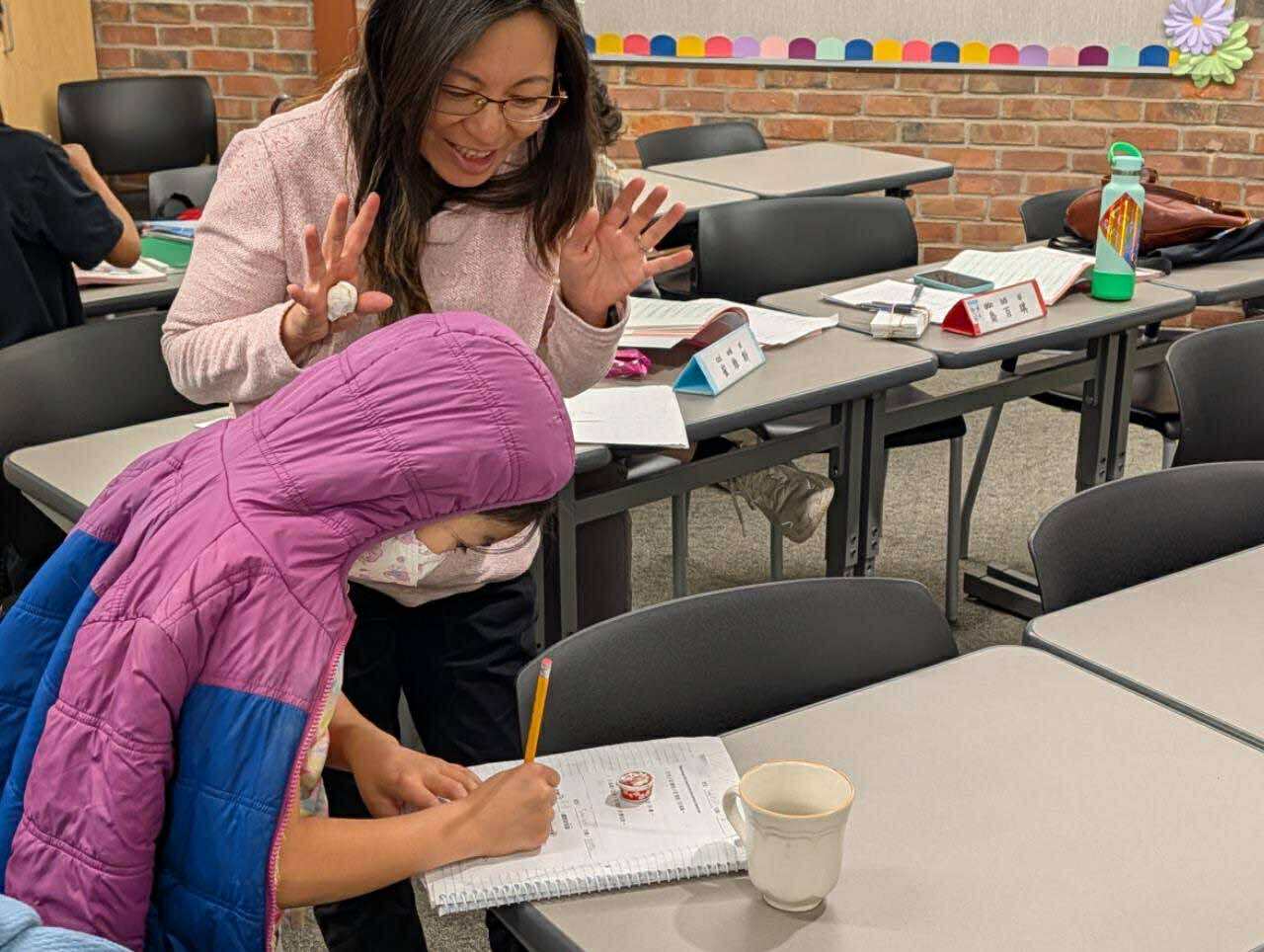 圖五：學齡學生與「大朋友」交流，充滿學習成就感