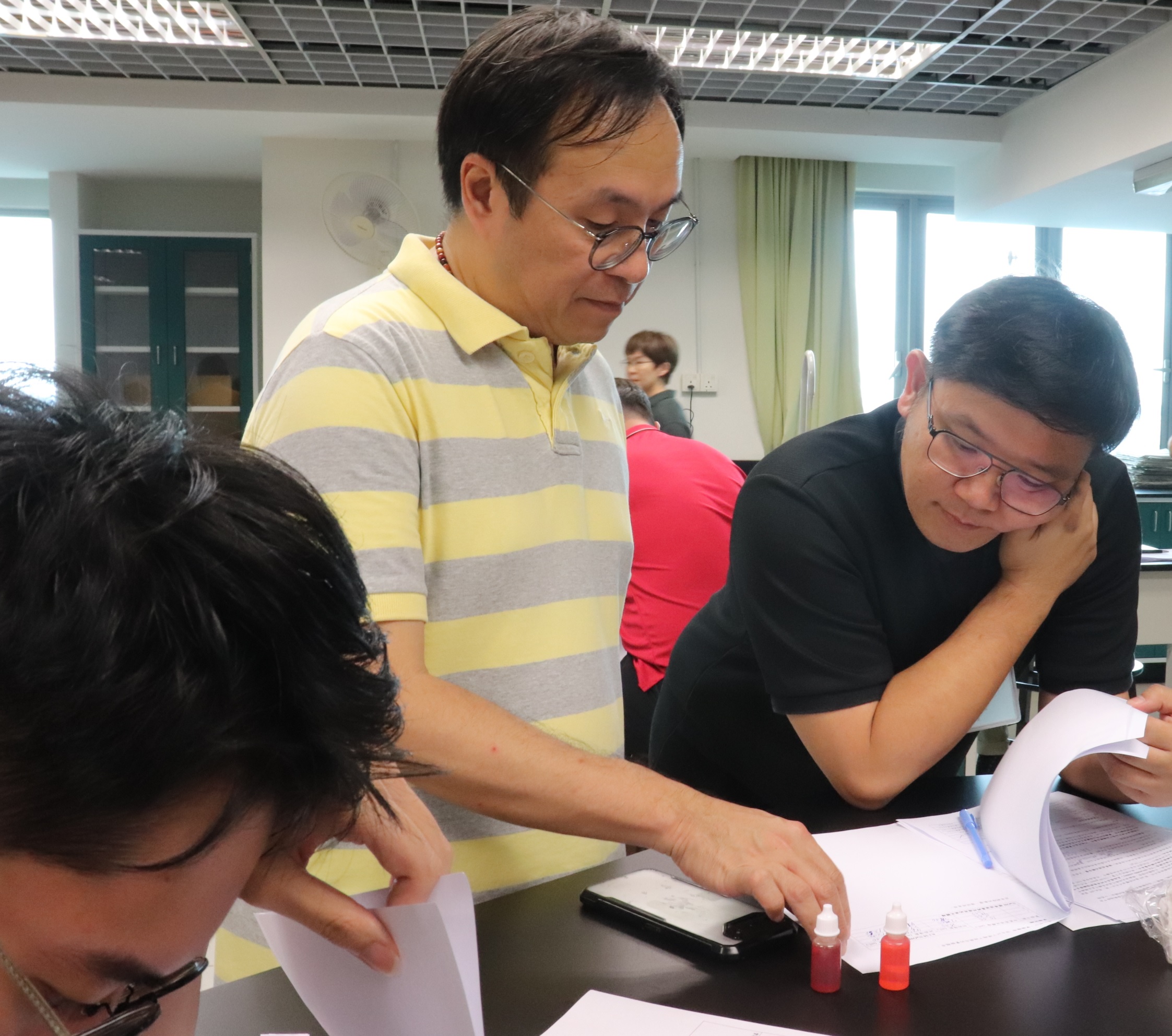 圖3：（左一）任宗浩博士在課堂上與學員互動交流