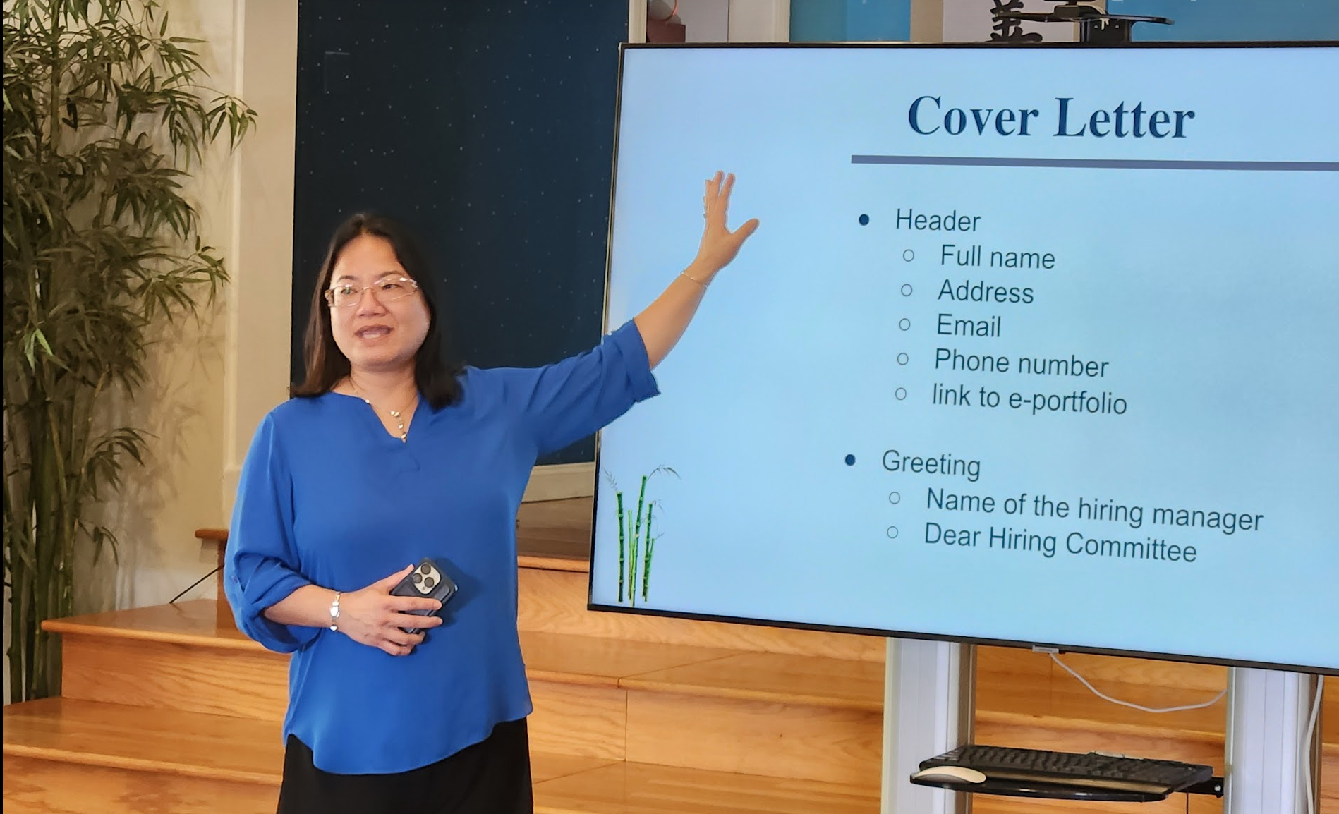 課排在下午的吳明真老師為求職信畫龍點睛。(陳佳蓓攝)