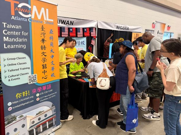 攤位參觀人潮眾多