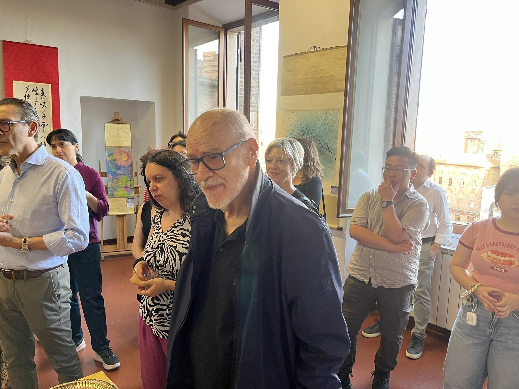 民眾品嘗臺灣茶