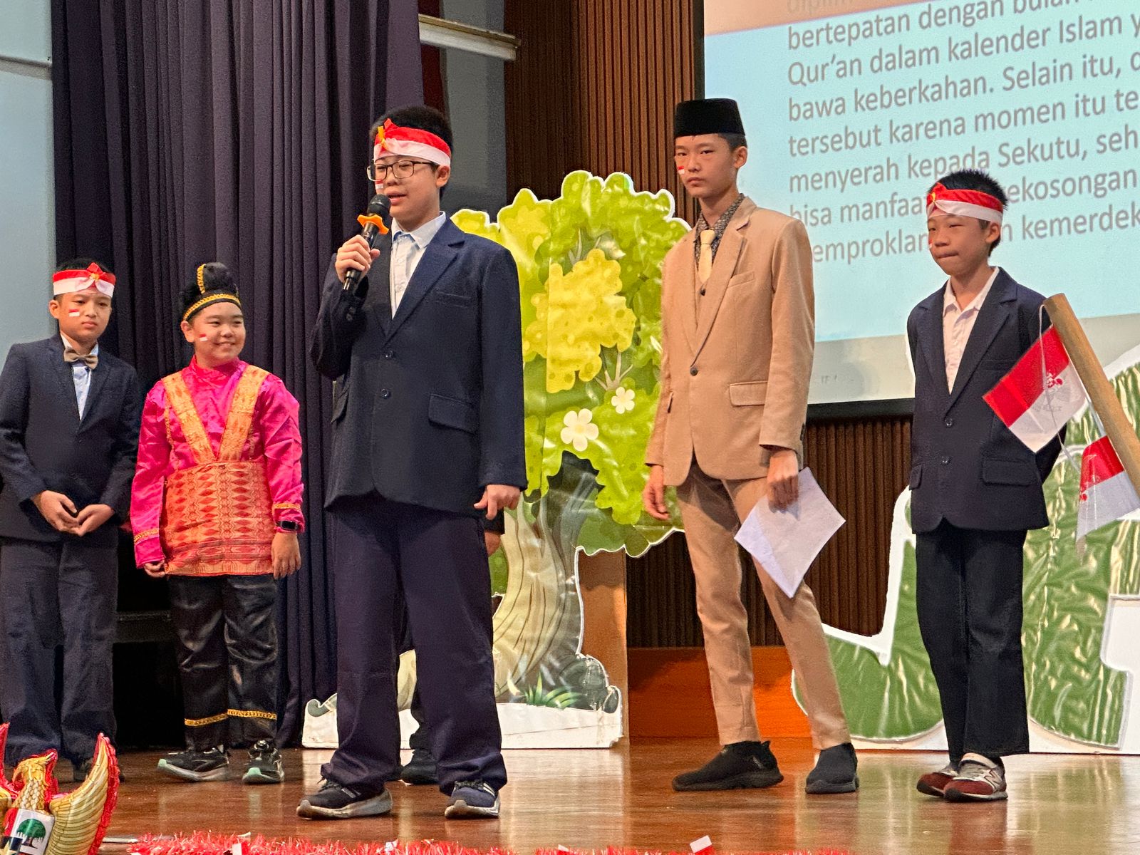 照片五  六年級同學講述歷史人物背景