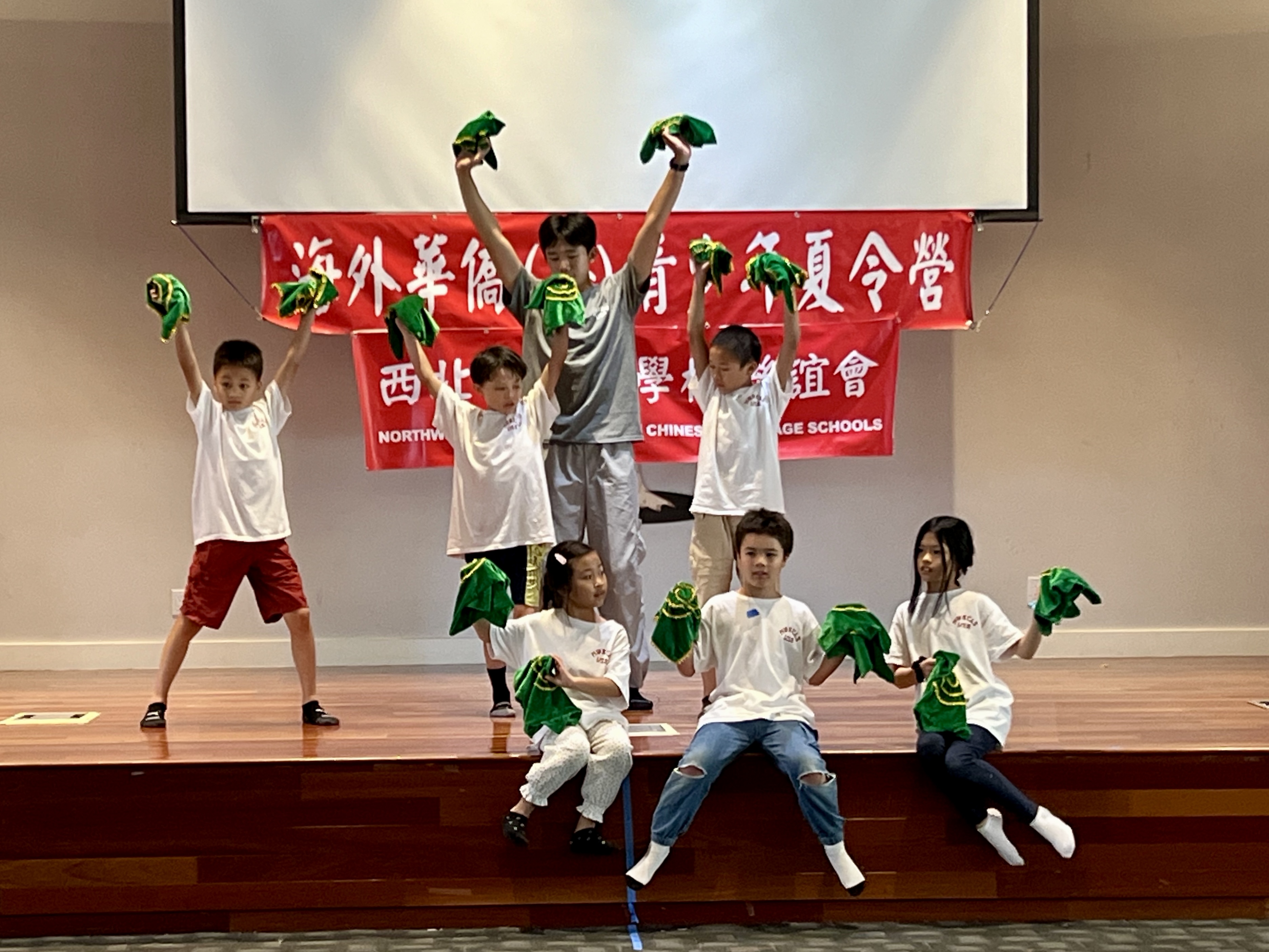 第二營隊學員表演的「歡慶」