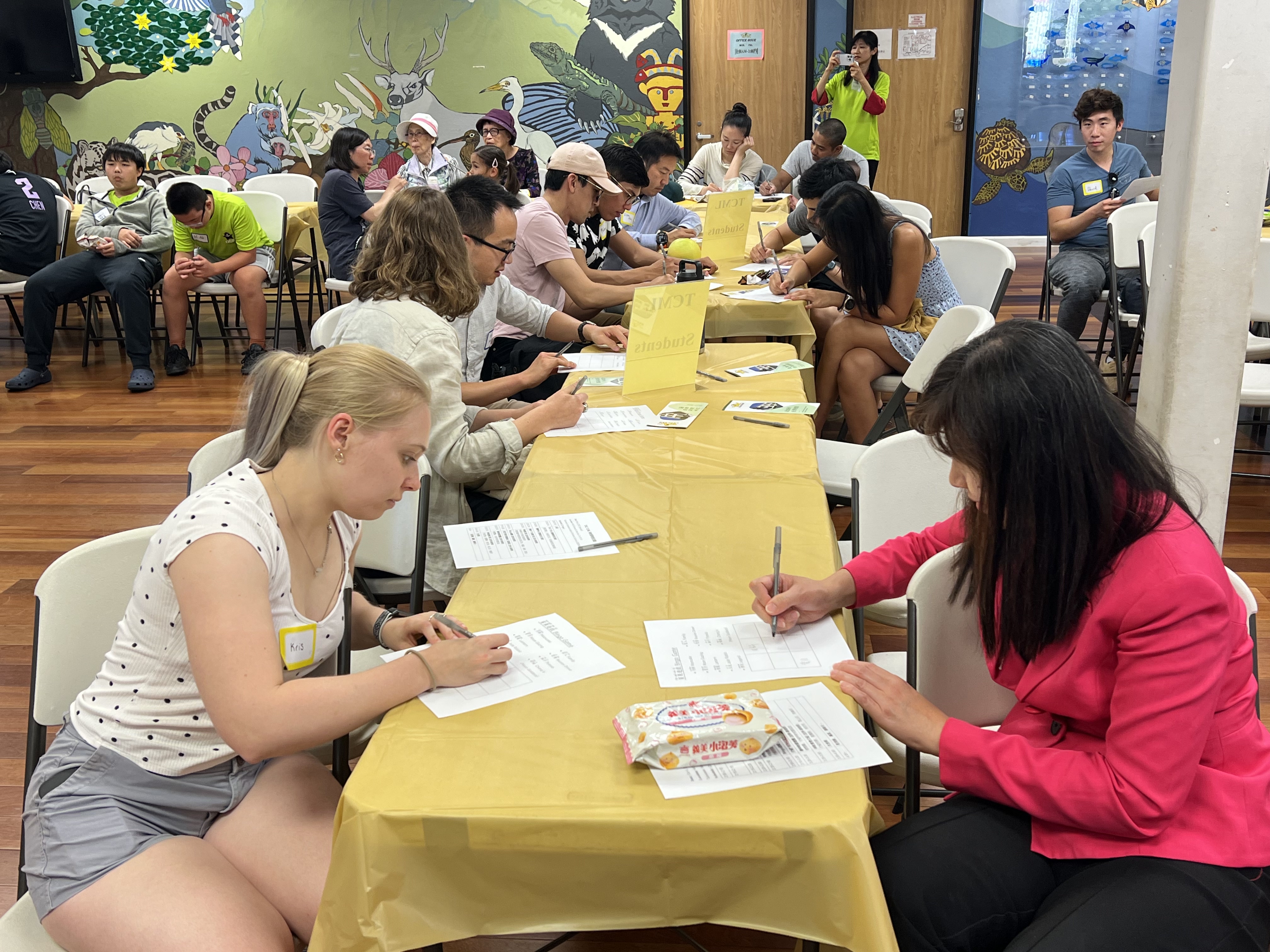 學員們玩中文Bingo遊戲