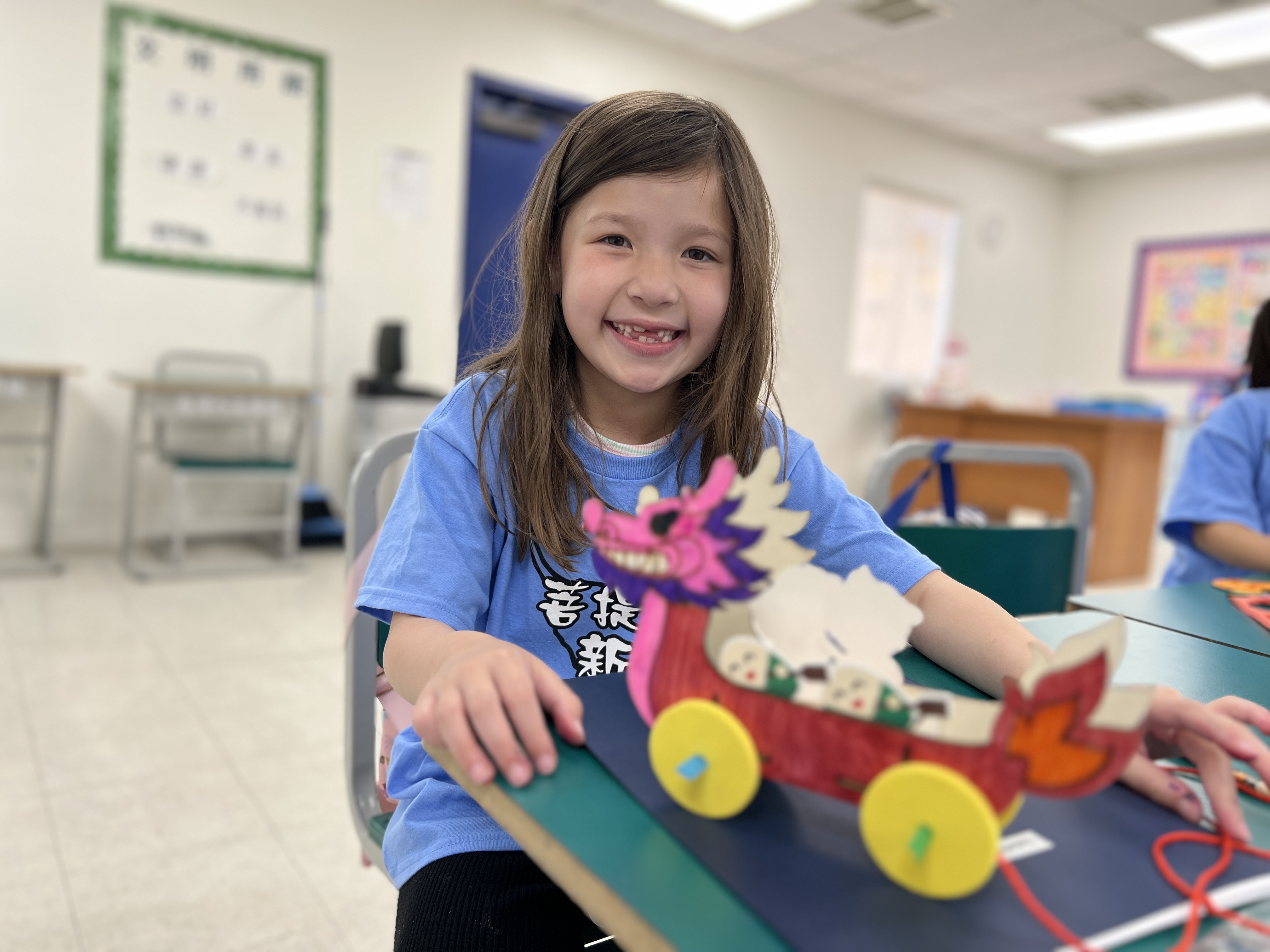 手繪龍舟，做了五顏六色的可愛龍舟