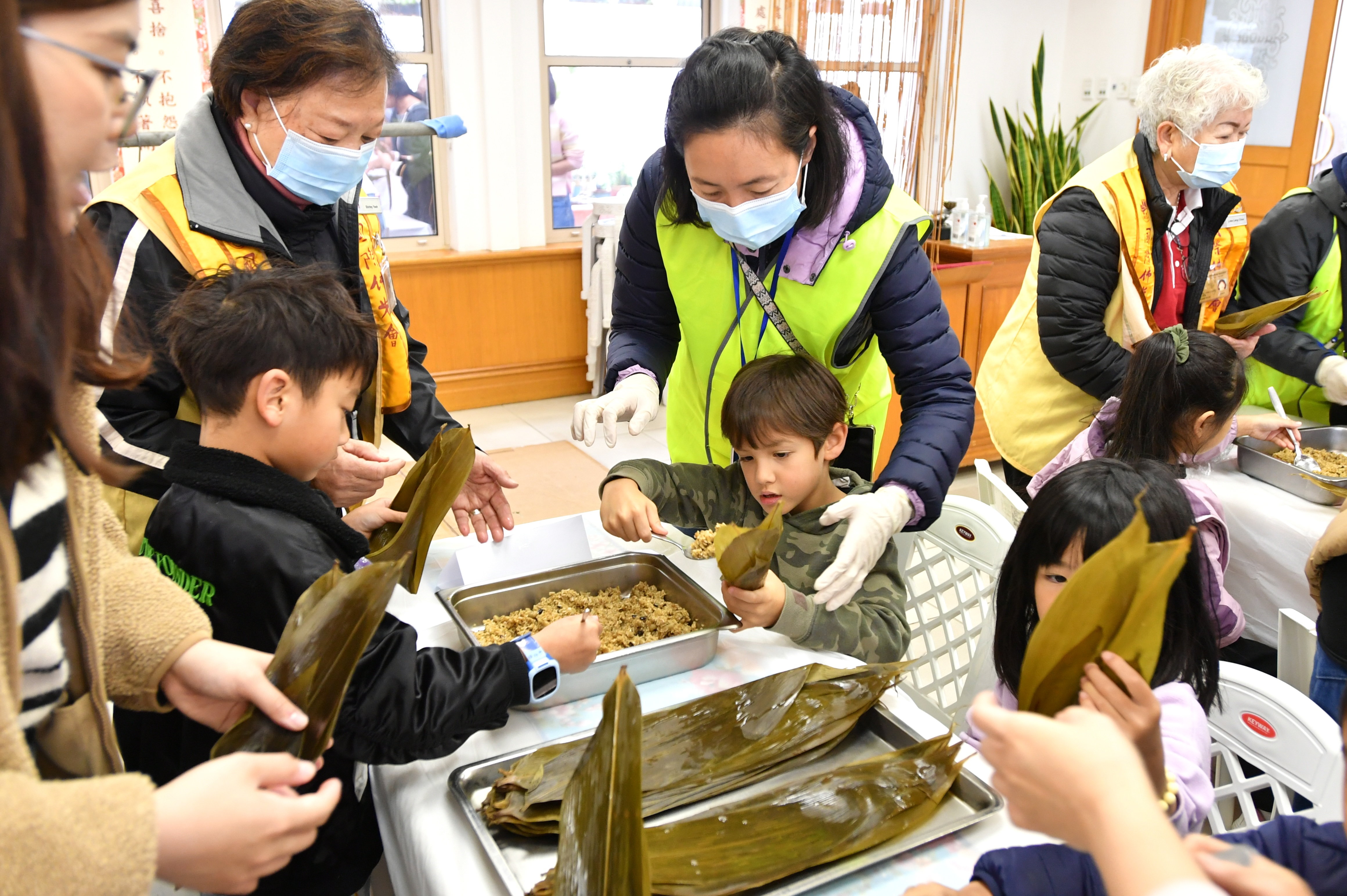 家長和學生一起學包粽子