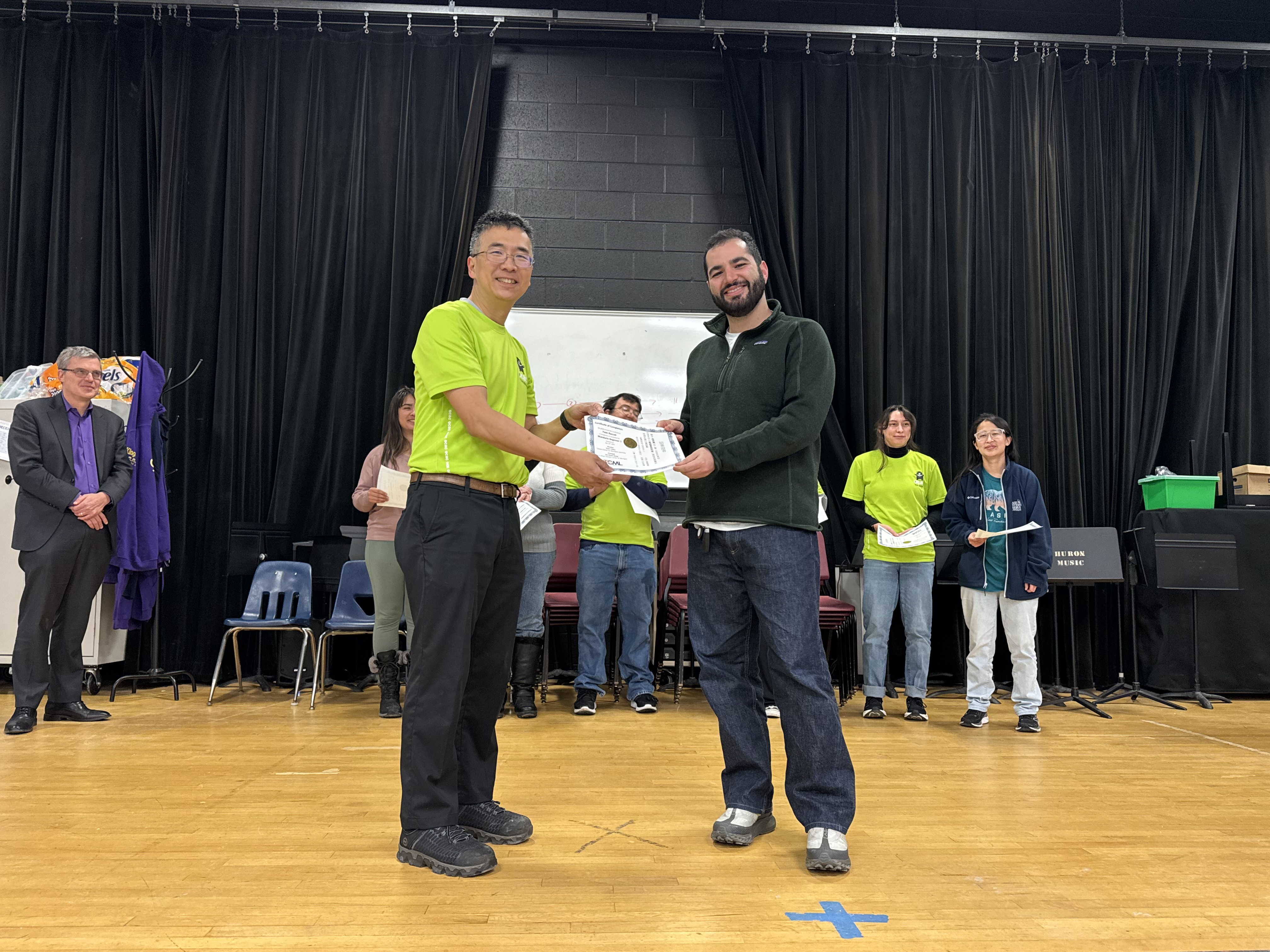 葉劉崑於結業典禮中，嘉勉學生完成2025年秋季班課程並頒發結業證書