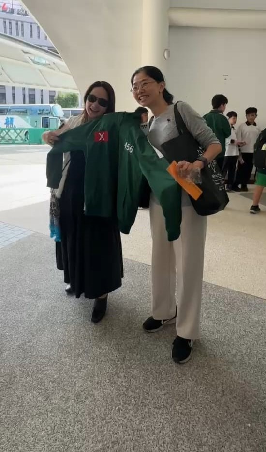 江易蓉老師(右)與副會長Maggie周互贈禮物