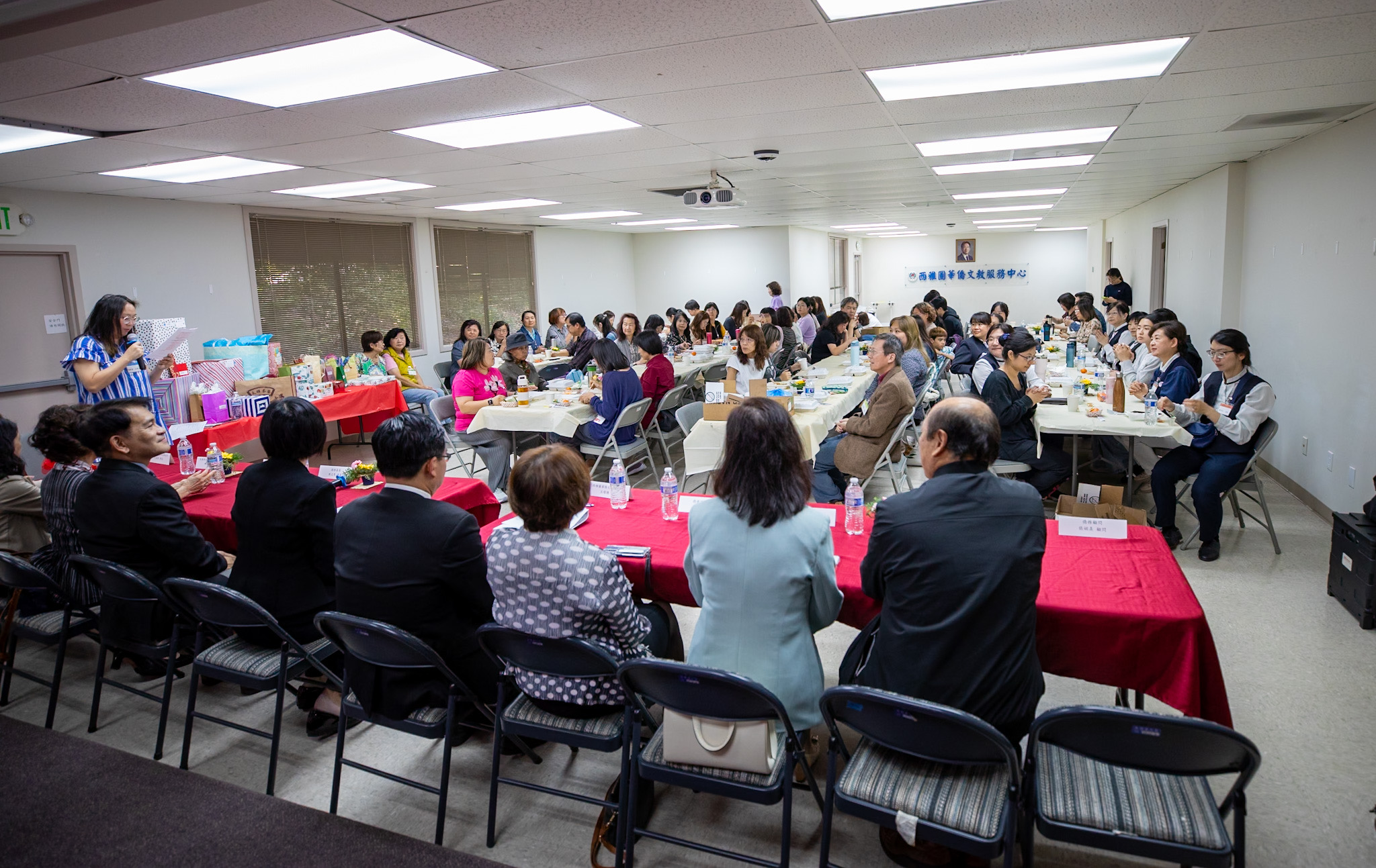 敬師餐會活動,場面熱鬧溫馨