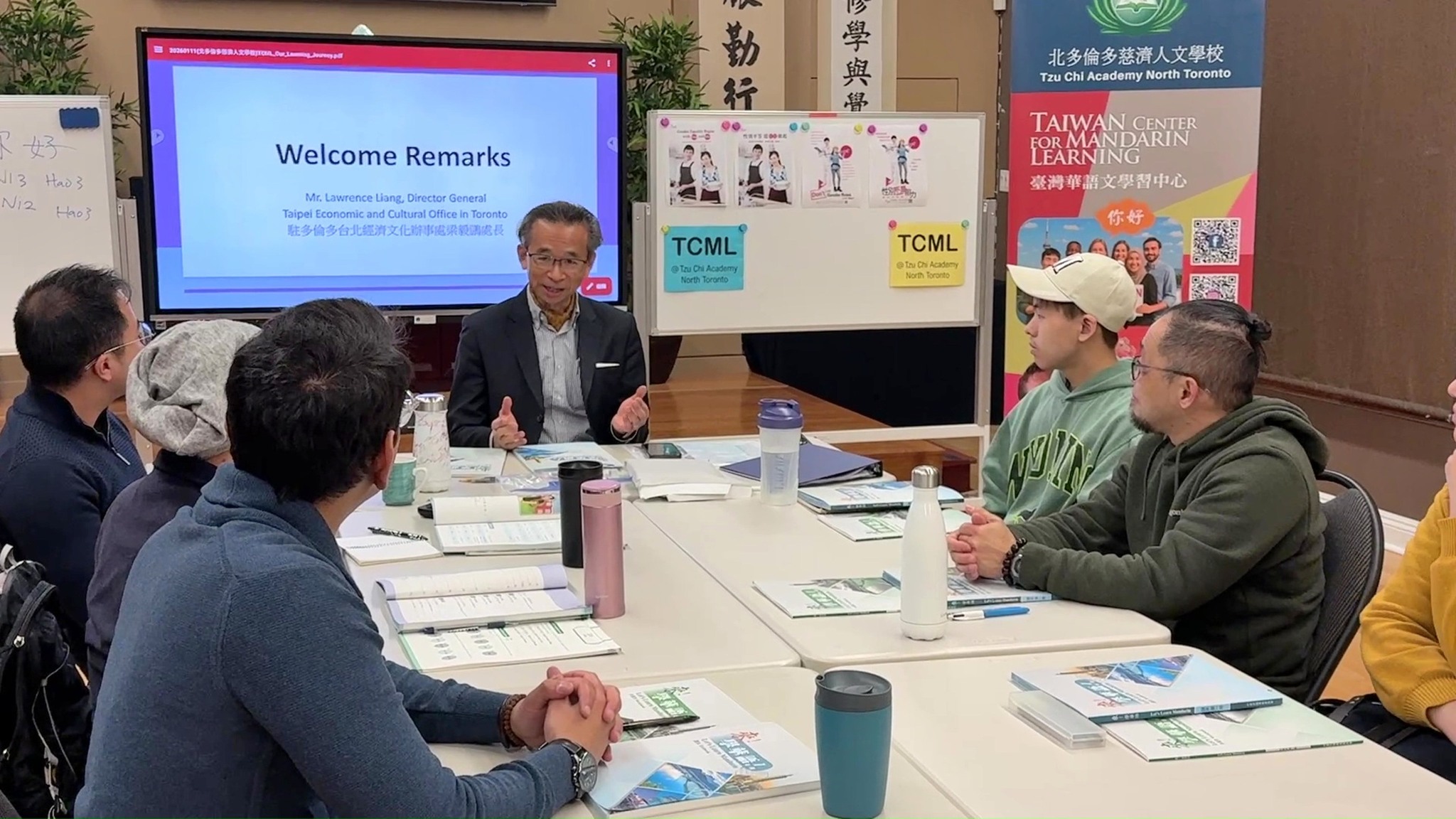 駐多倫多台北經濟文化辦事處處長梁毅鵬以座談方式，與學員分享華語文是世界四大古文明中唯一傳承不絶文字，鼓勵學員參與多元文化活動，增進學習效果