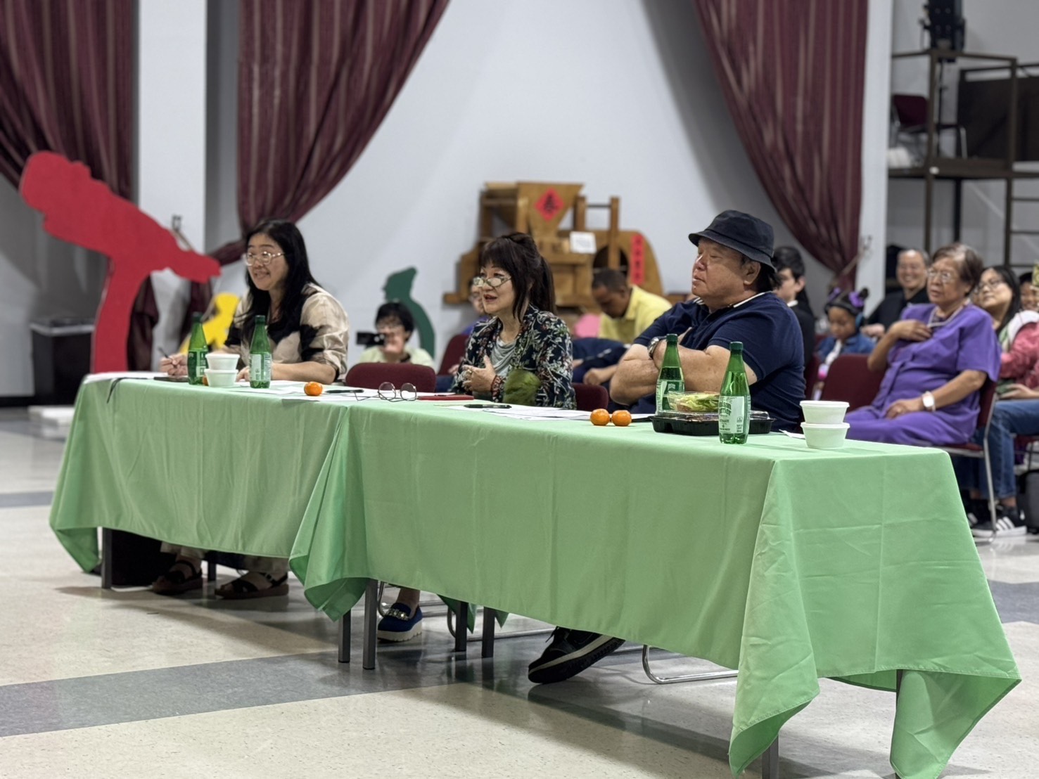 評審聚精會神地聆聽謹慎地選出優勝者