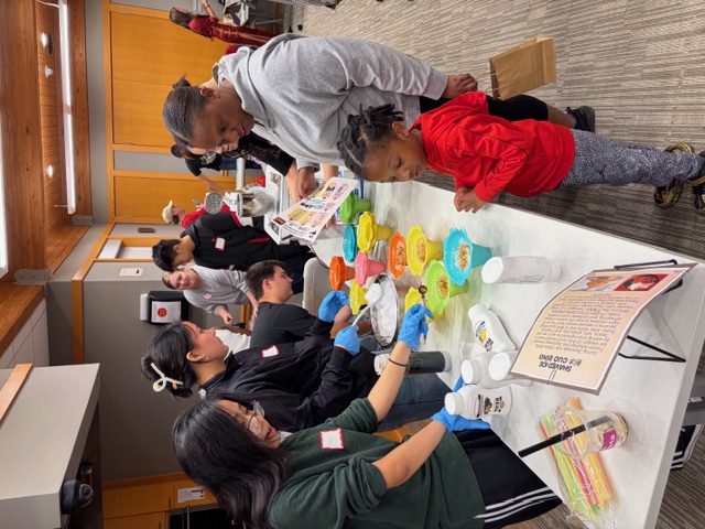 參與者品嚐波霸奶茶、臺灣挫冰、炒飯、芝麻球與左宗棠雞，了解臺灣多元飲食文化。